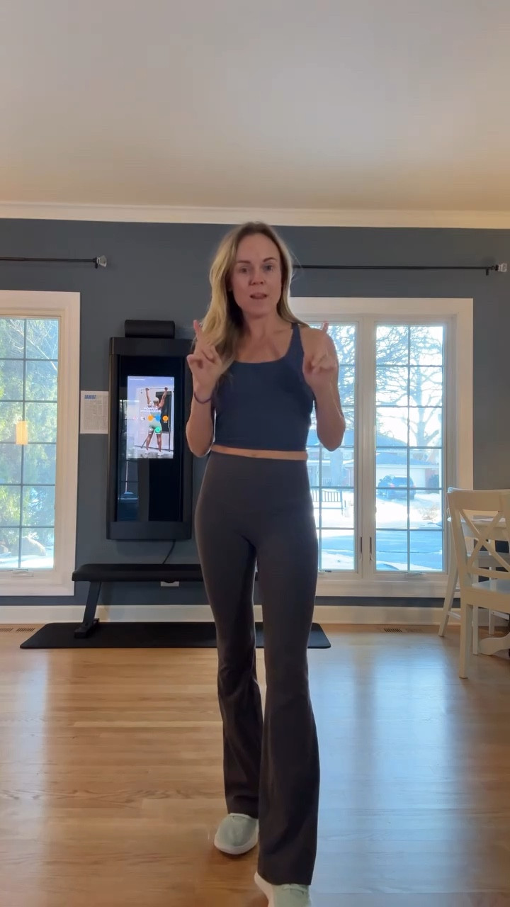 Happy long weekend! 🥶 

These @halara_official pieces make exercising on this cold day just a bit more fun! Top is old but flare pants are new and are JUST as good as their leggings. 👏🏼 if you haven’t shopped at Halara yet- I highly recommend giving their site a look, they have some great pieces. 

Stay warm & have a great long weekend!

#themeridianbliss #halarapants #halaratop #halaraoutfit