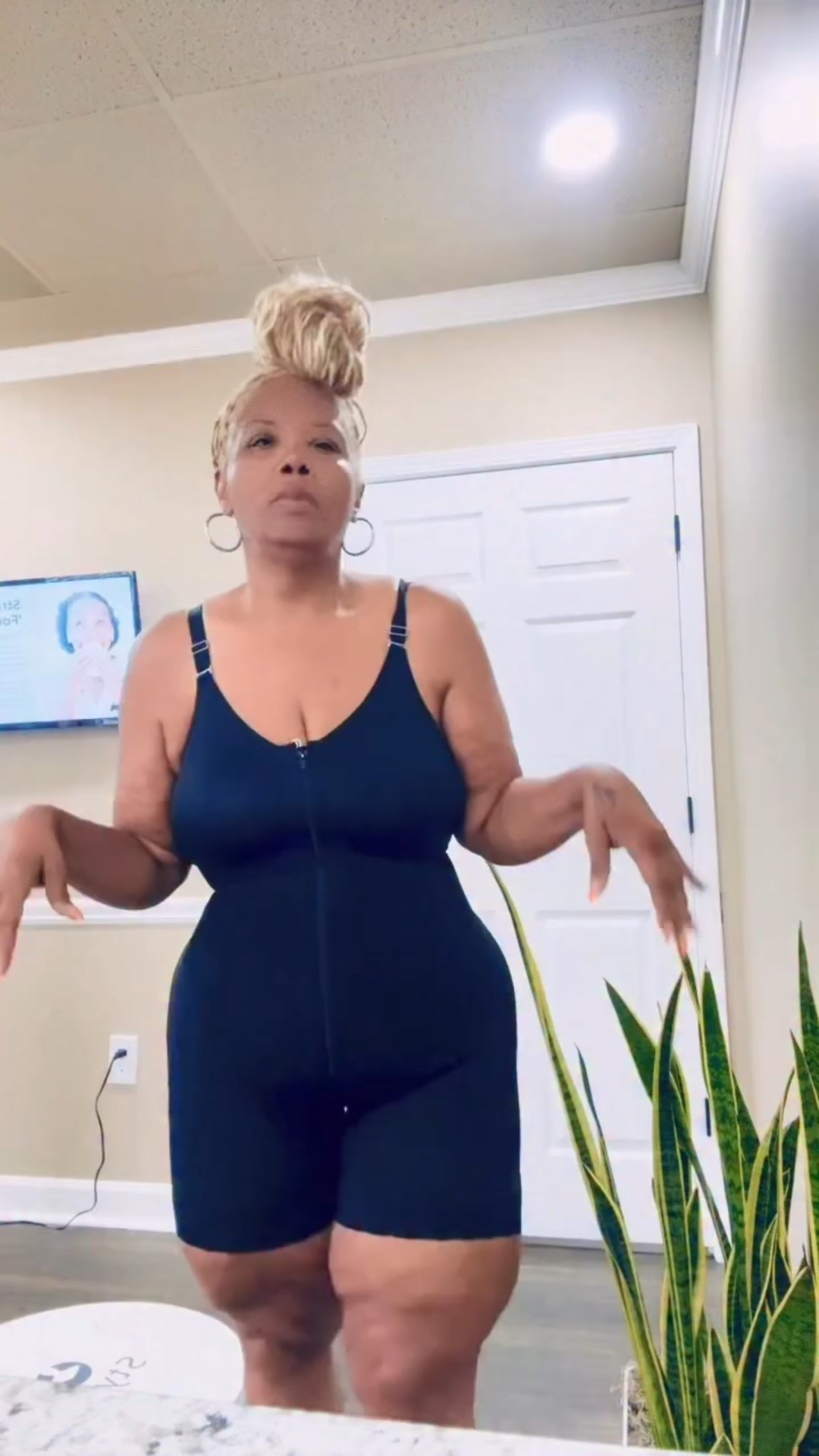 🗣️GET THE FAJA, SIS! This is easily my new fave because it offers a lil breast support. Comment ➡️➡️ FAJA ⬅️⬅️ to get a like to this #tiktok find.  #weightlossjourney #wellness #faja #shapewear #waisttraining