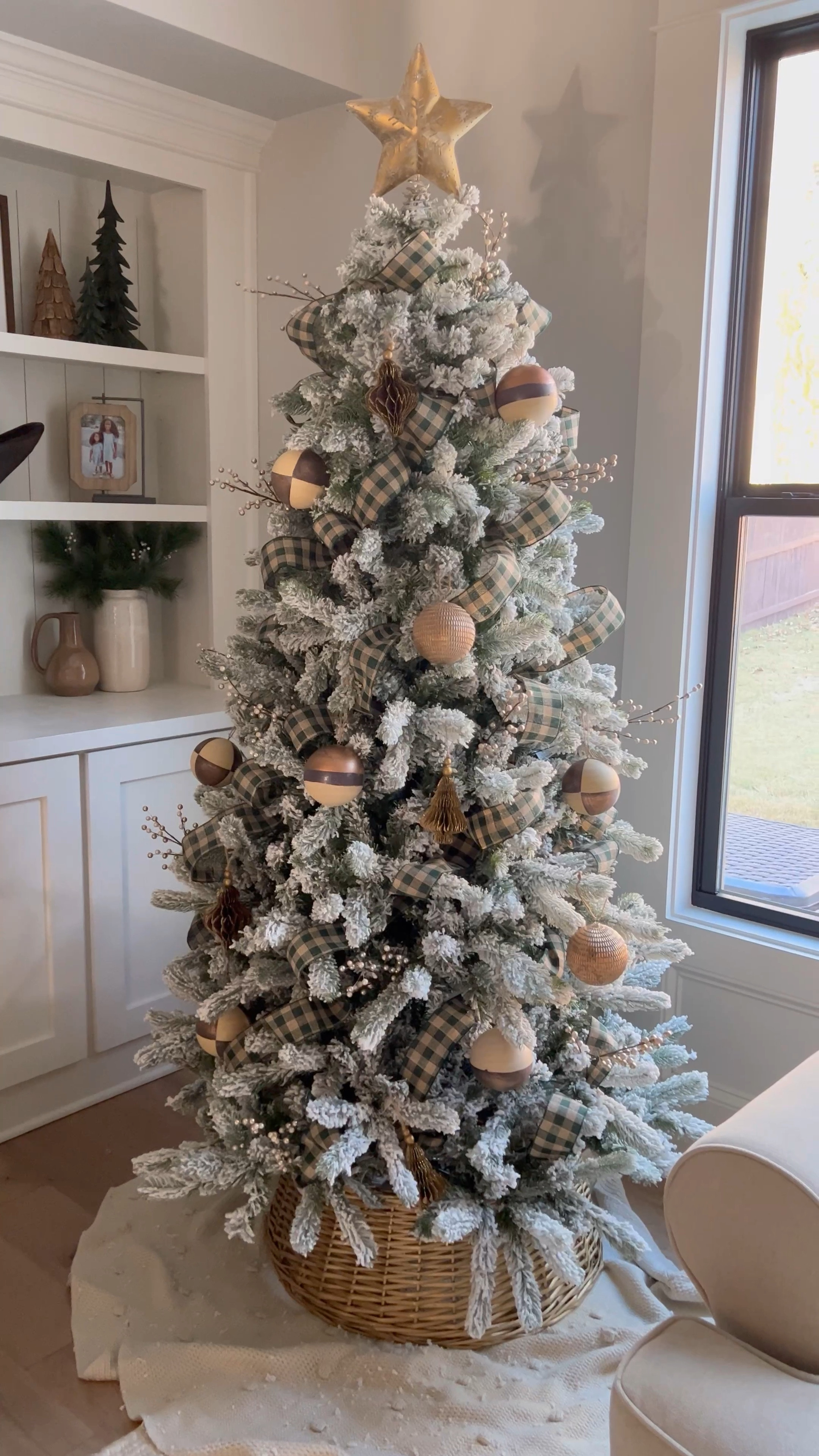 My decorated tree, I decided to keep it neutral this year! So happy with how it turned out! 


Christmas tree, ornaments, garland, ribbon, tree topper

#LTKhome #LTKHoliday #LTKSeasonal