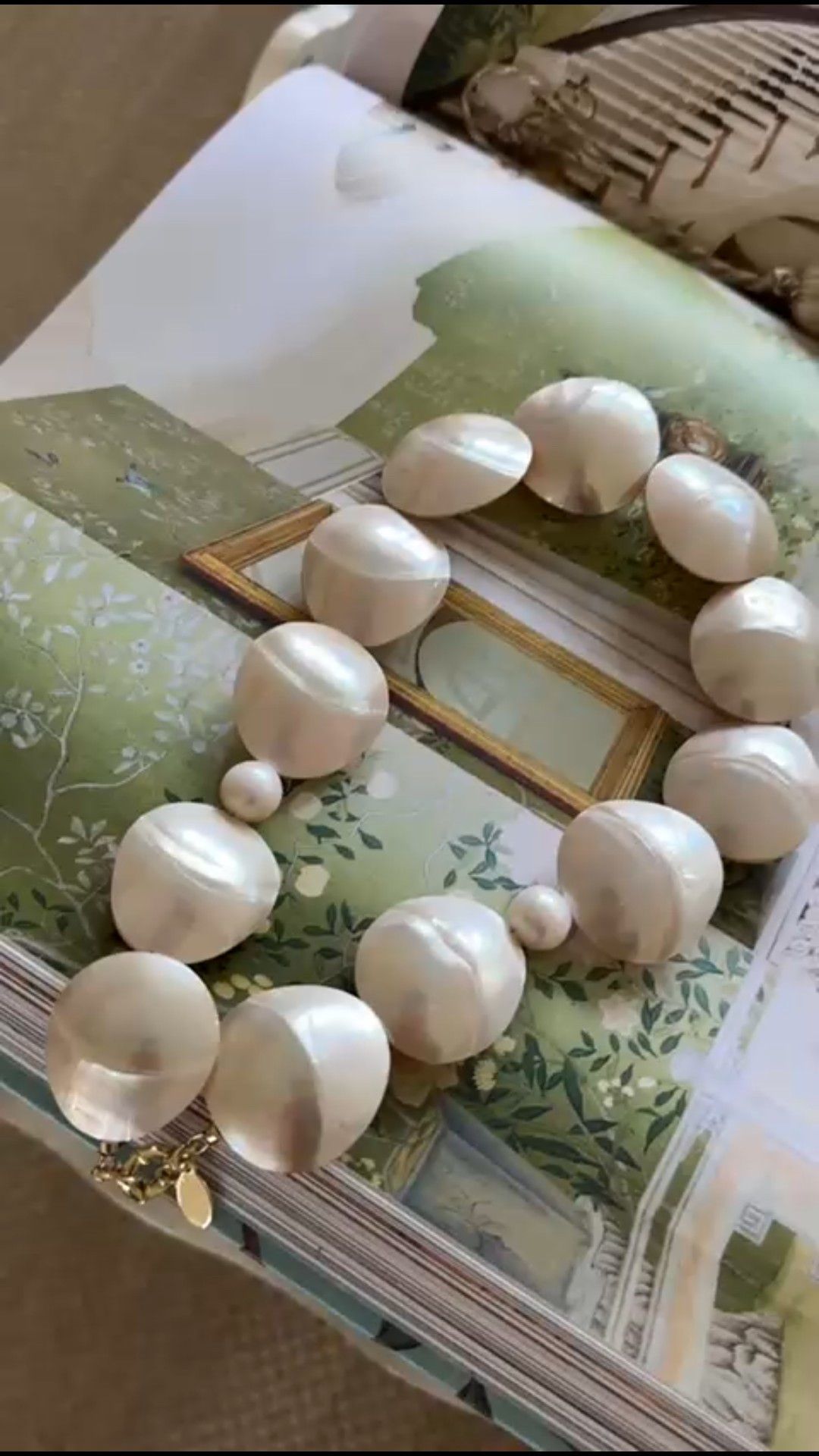 A luminous mother-of-pearl necklace featuring oversized rounded pearls with a soft iridescent glow!

#LTKootd