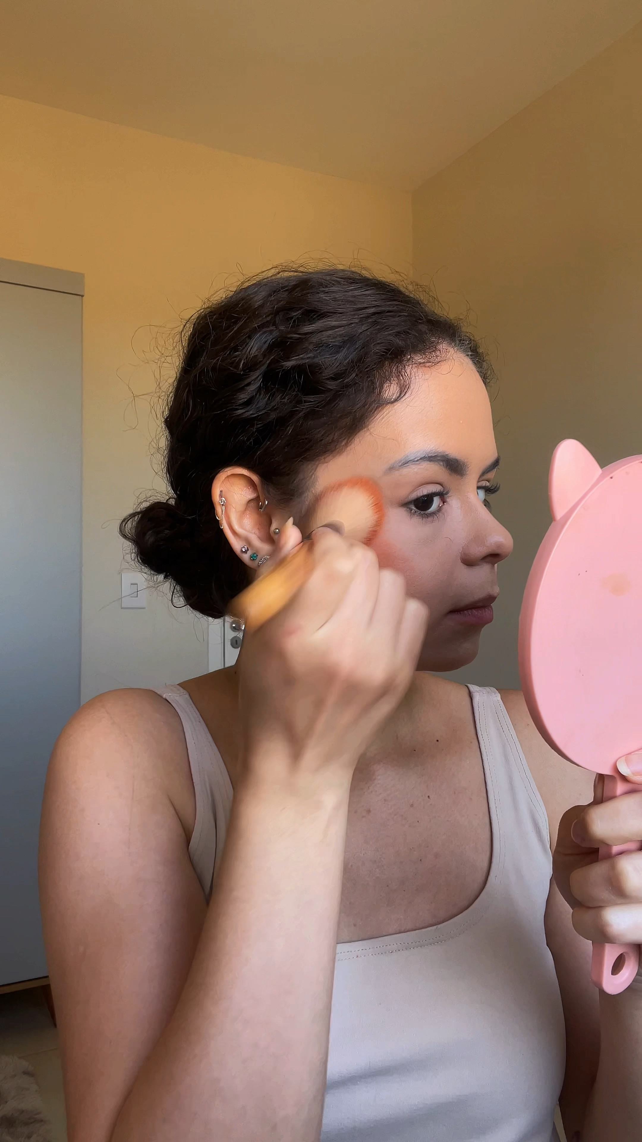 Dia 1 tentando me arrumar mais pro meu dia a dia.

Eu AMO ficar de pijama em casa mas tenho reparado que isso tem me deixado sem ânimo pra fazer as coisas. E eu acho maravilhoso mulheres que se arrumam para si mesmas e para sua família, mesmo ficando em casa dia todo. 

#autoestima #maquiagem #makediaadia

#LTKbeauty #LTKbrasil