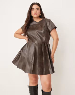 ASOS DESIGN Curve – Minikleid in Schokobraun aus Kunstleder mit Nahtdetail und Faltensaum | ASOS (Global)