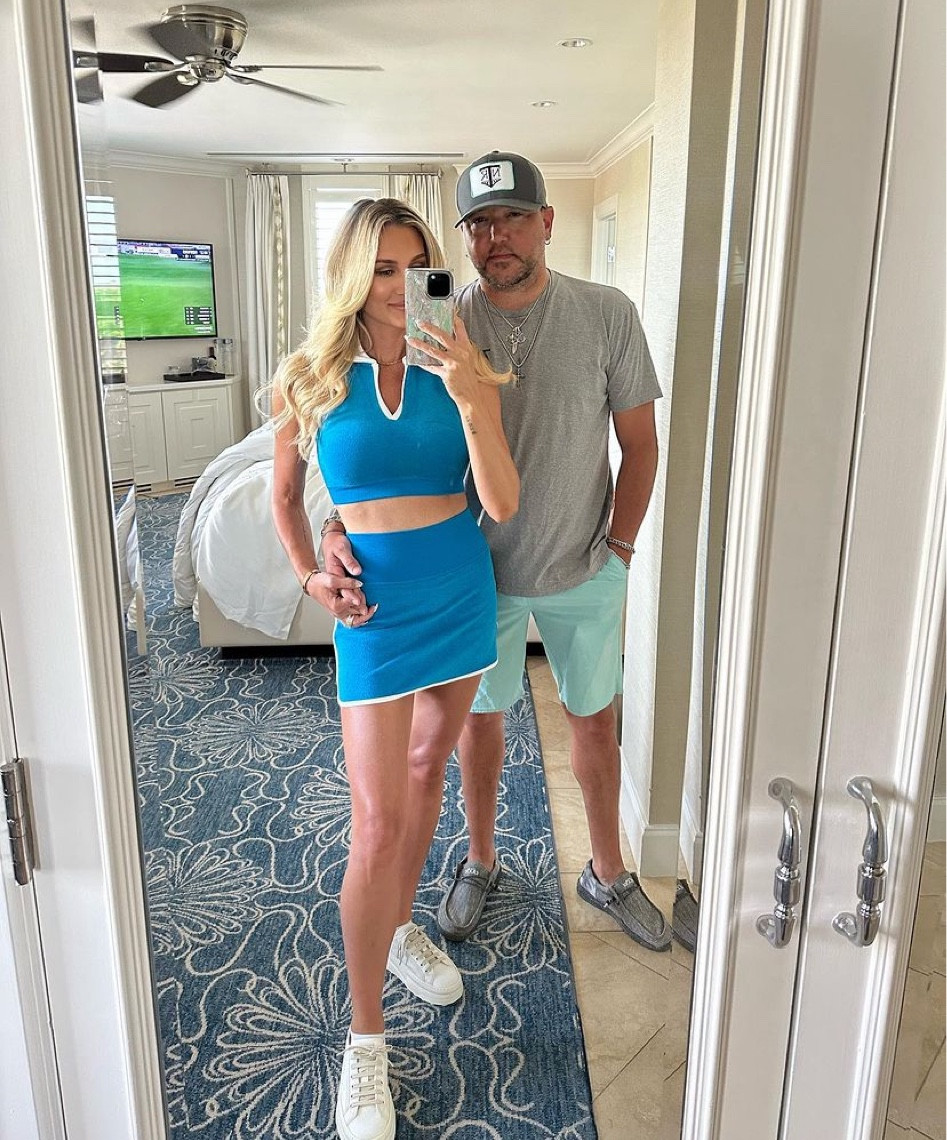 A weekend in West Palm Beach 🌴 I paired this Aerie two piece set with my favorite white sneakers. This set is on sale right now for under $50! 

Aerie l outfit set l
skirt set l blue set l beach outfit 