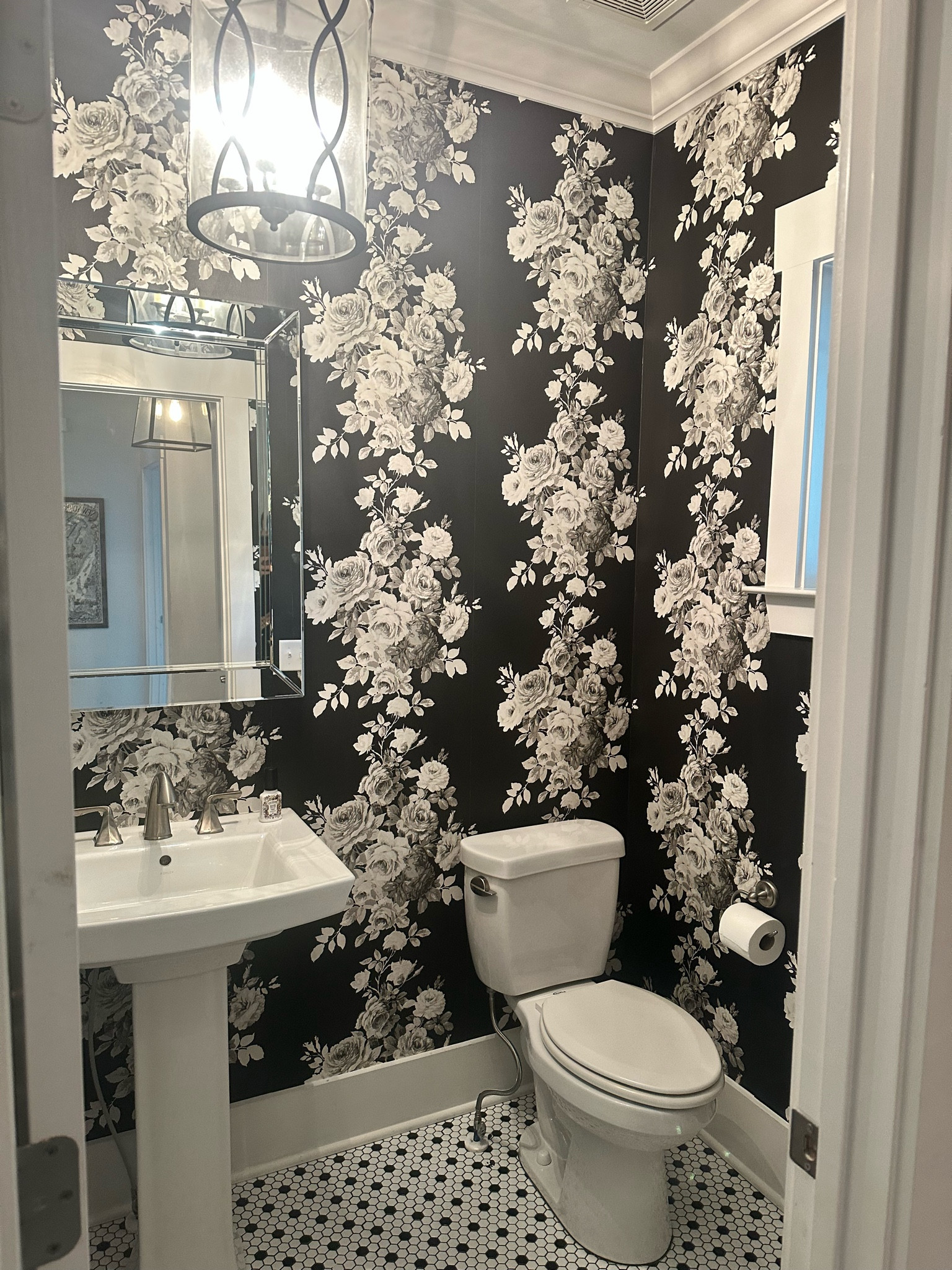 Black and white wallpaper for the girlies!!

#LTKHome