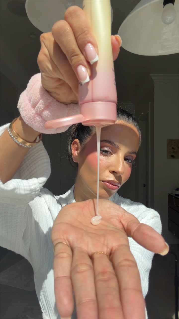 Your skin called... it wants more ceramides. ✨ I've been using the NEW Advanced Gold Ceramide Capsules for smoother, more hydrated, glowing skin, and the best part? You can now grab them at @Macy's ! 💛 #macyspartner @elizabetharden  #ElizabethArdenPartner