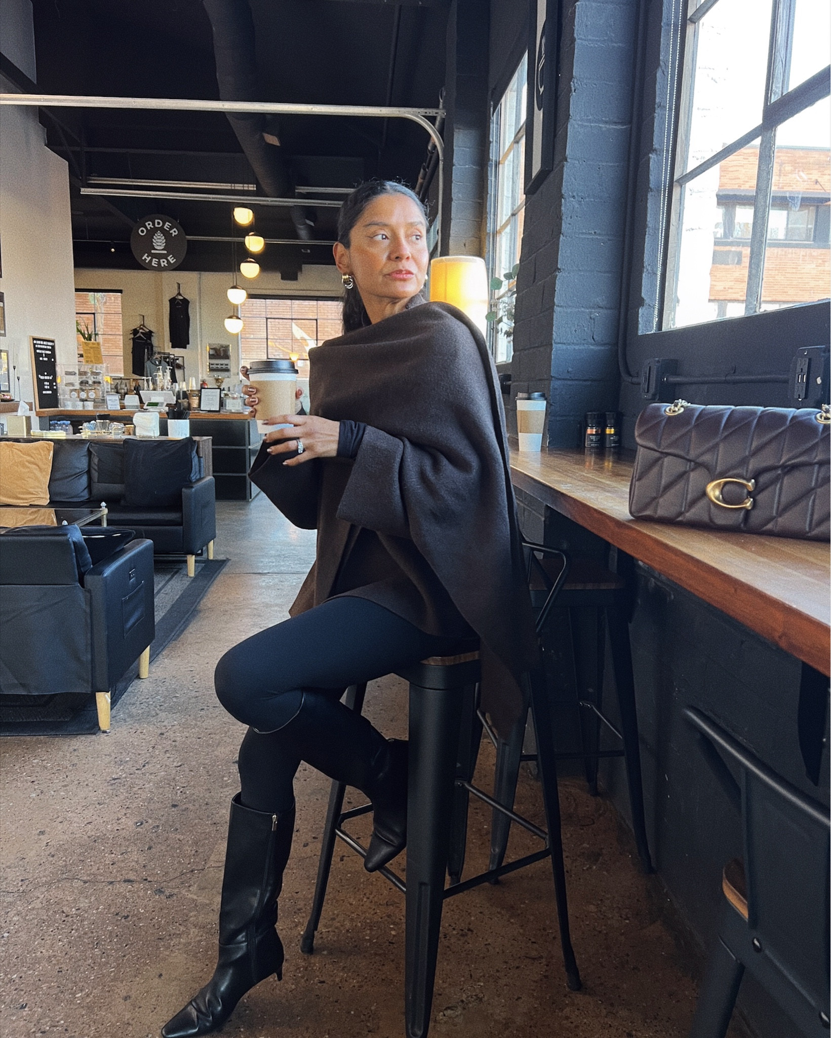 Cozy wrap to keep me warm! 🍂
This Zara wrap is from last year but I link a few ones. Boots are Abercrombie and super comfortable run tts.