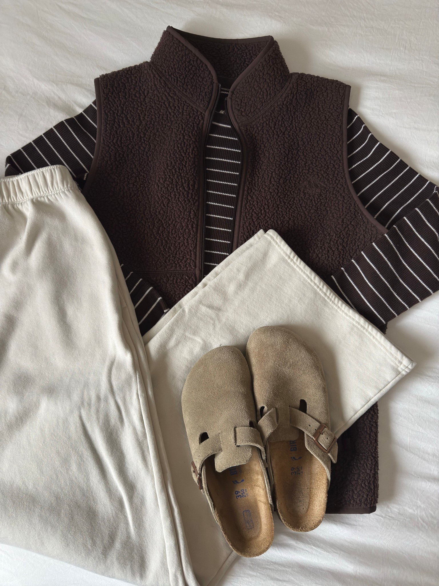 Vest + striped shirt + sweatpants

#comfyoutfit #loungewear #casualoutfit #aerie #aritzia 

#LTKootd