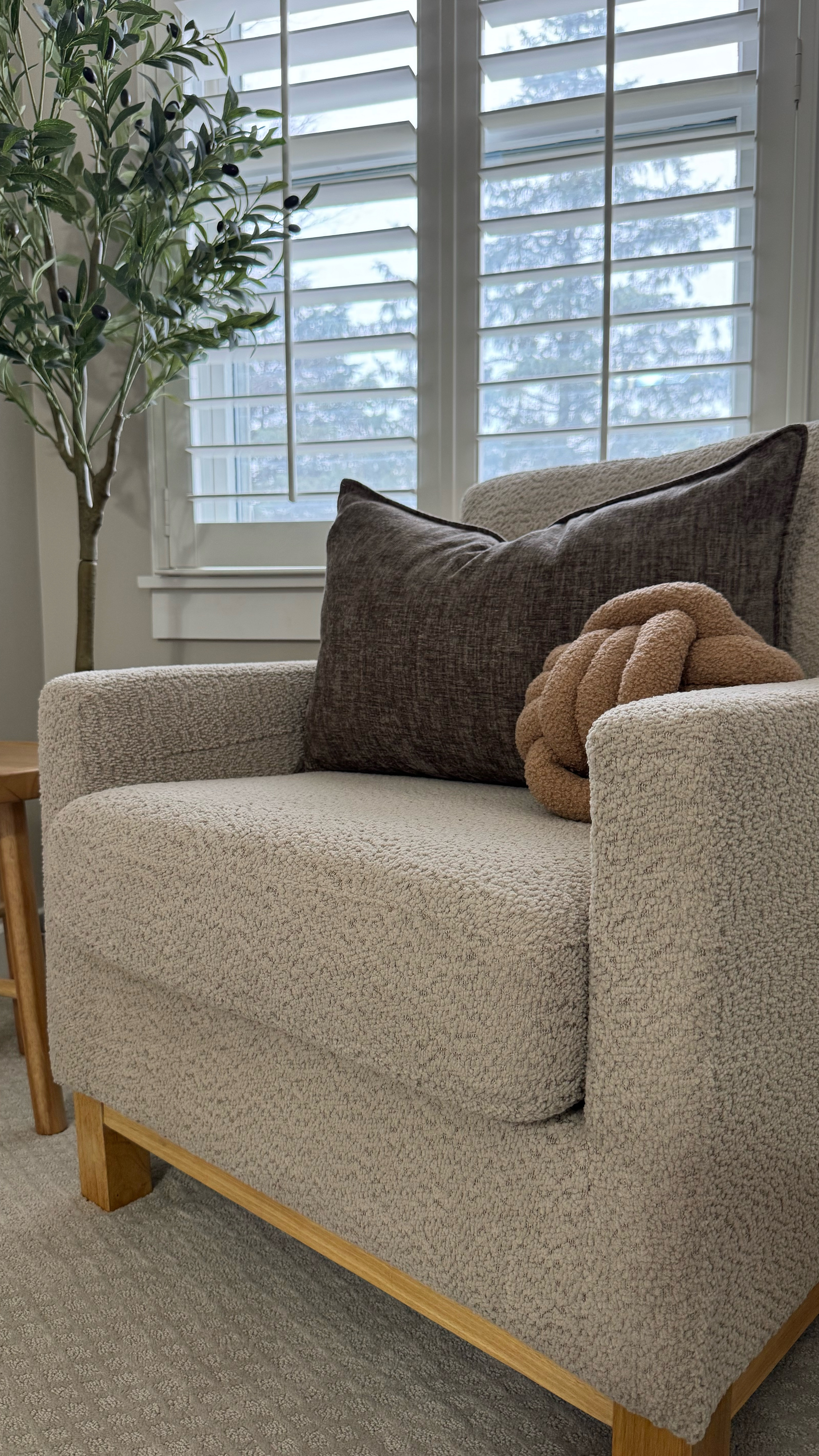 The most perfect COZY reading nook 📚🤎