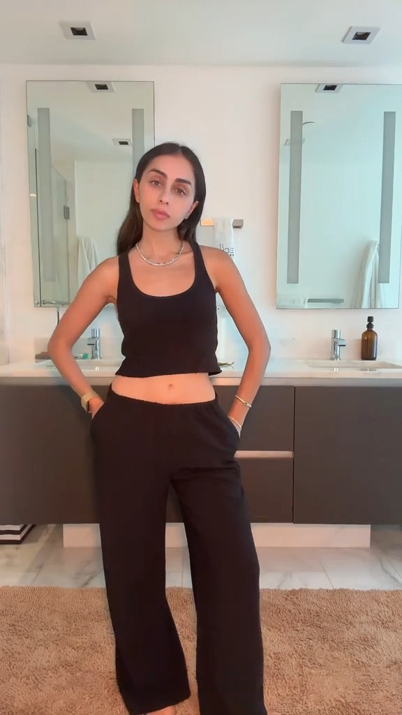 Wearing size XS Petite 

 #gap #easywidelegpant #therow #galapant #petitefashion #petitetrousers

#LTKStyleTip #LTKPetite #LTKFindsUnder100