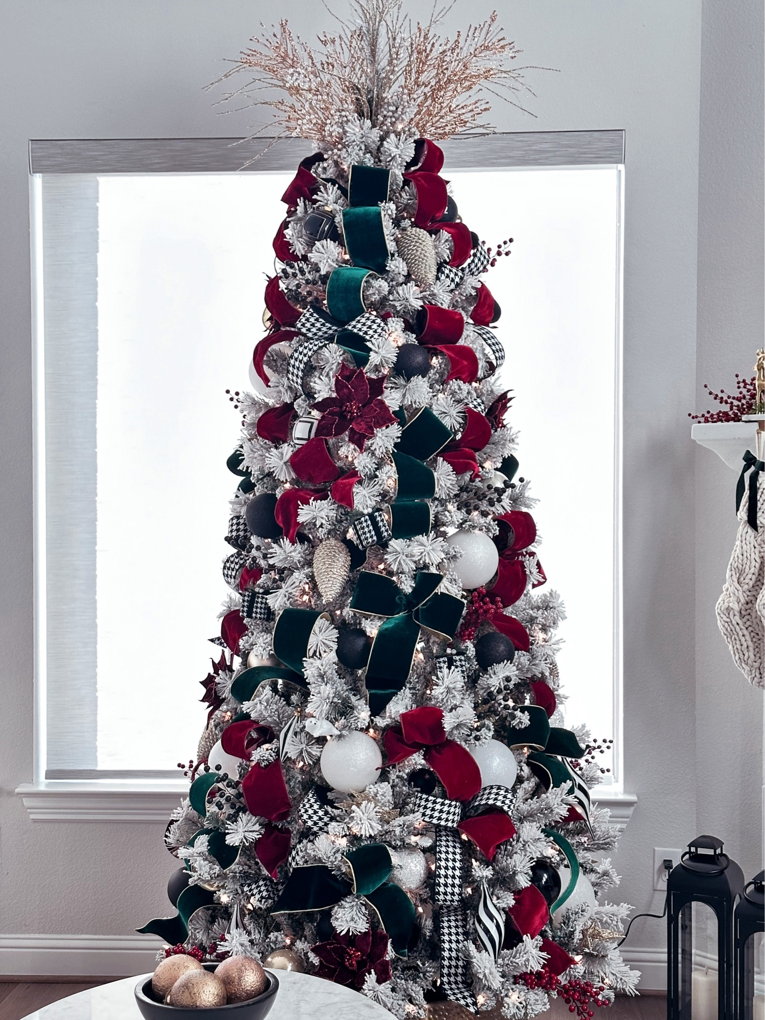 Red and green modern Christmas tree


#LTKHoliday #LTKhome #LTKSeasonal