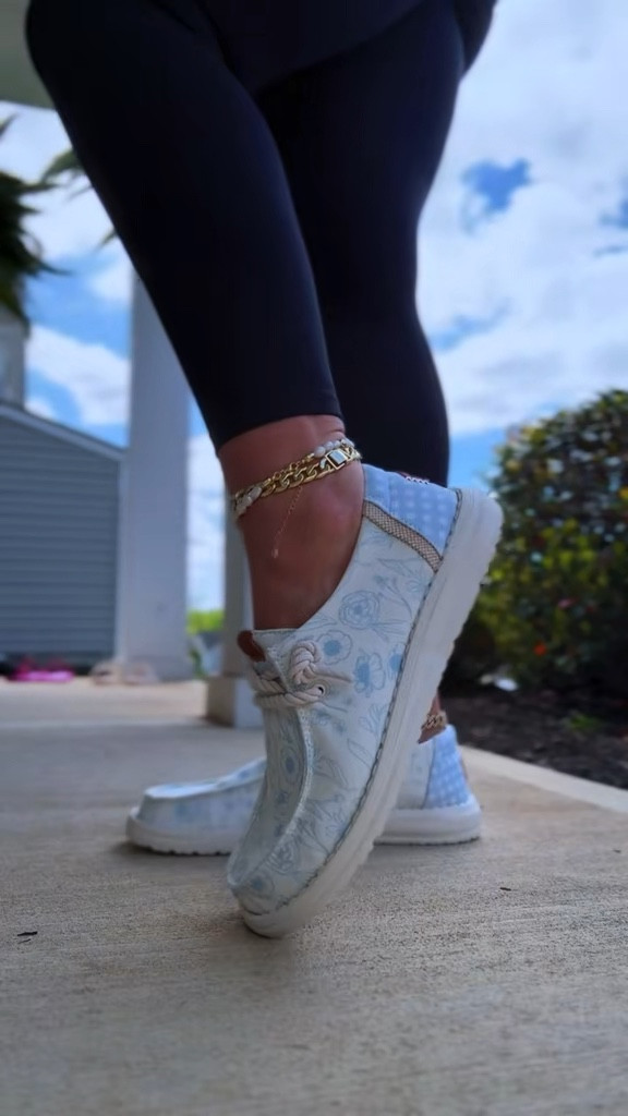 Obsessed with these garden floral Hey Dude shoes with gingham!

#heydudeshoes #womenshoes #comfyshoes #springfashion

#LTKootd