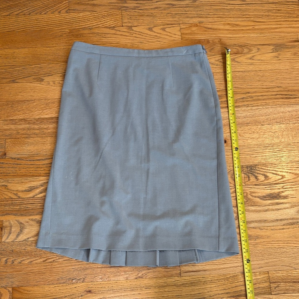 Moda size 6 light gray pencil skirt with pleated back | Poshmark