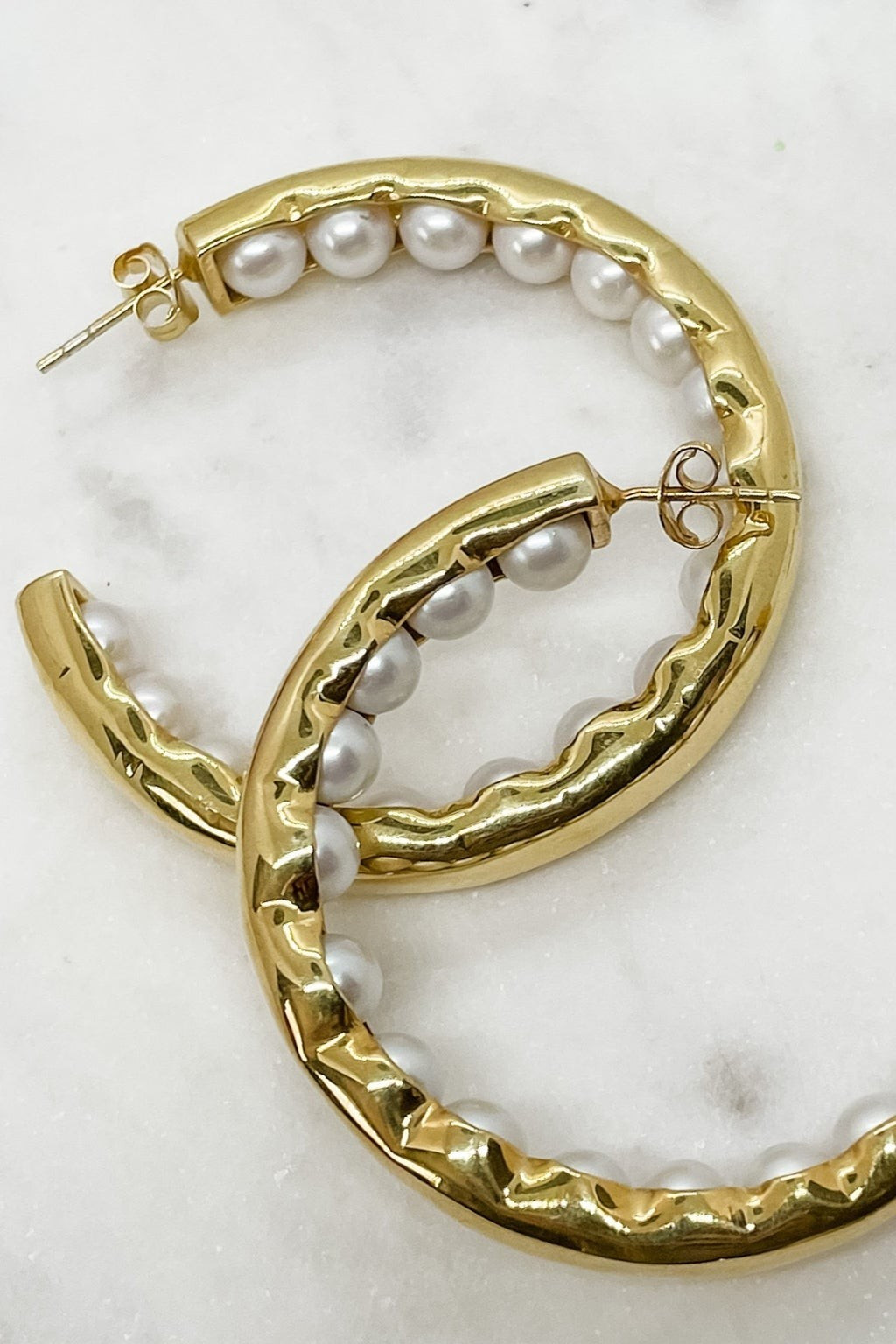 QuayL Collection: Peeking Pearl Hoop | Modatrova