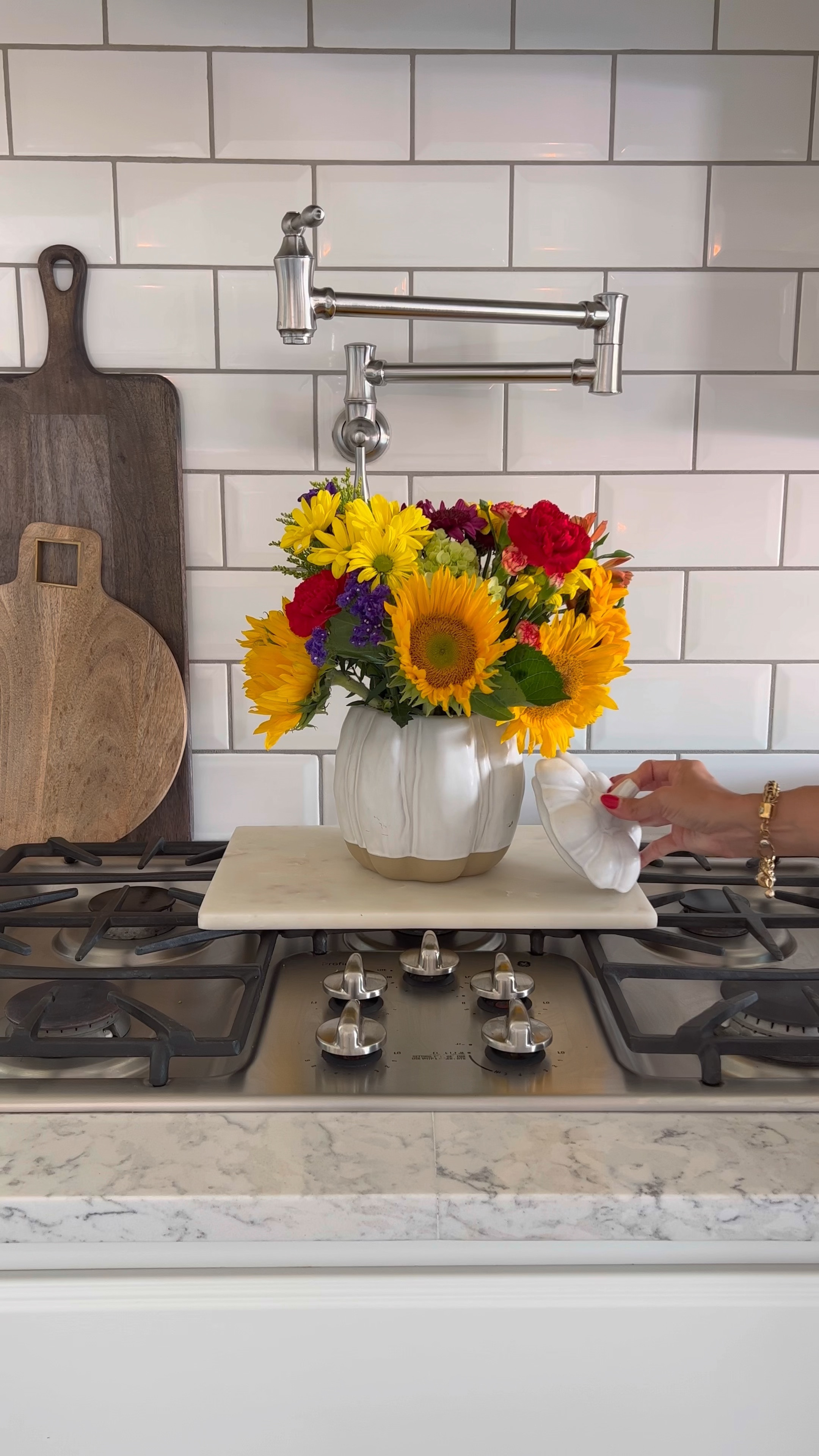 The easiest fresh flower arrangement that’s perfect for a Thanksgiving table setting or even to wow the hostess with this gift. 

#LTKHome #LTKFindsUnder50 #LTKVideo