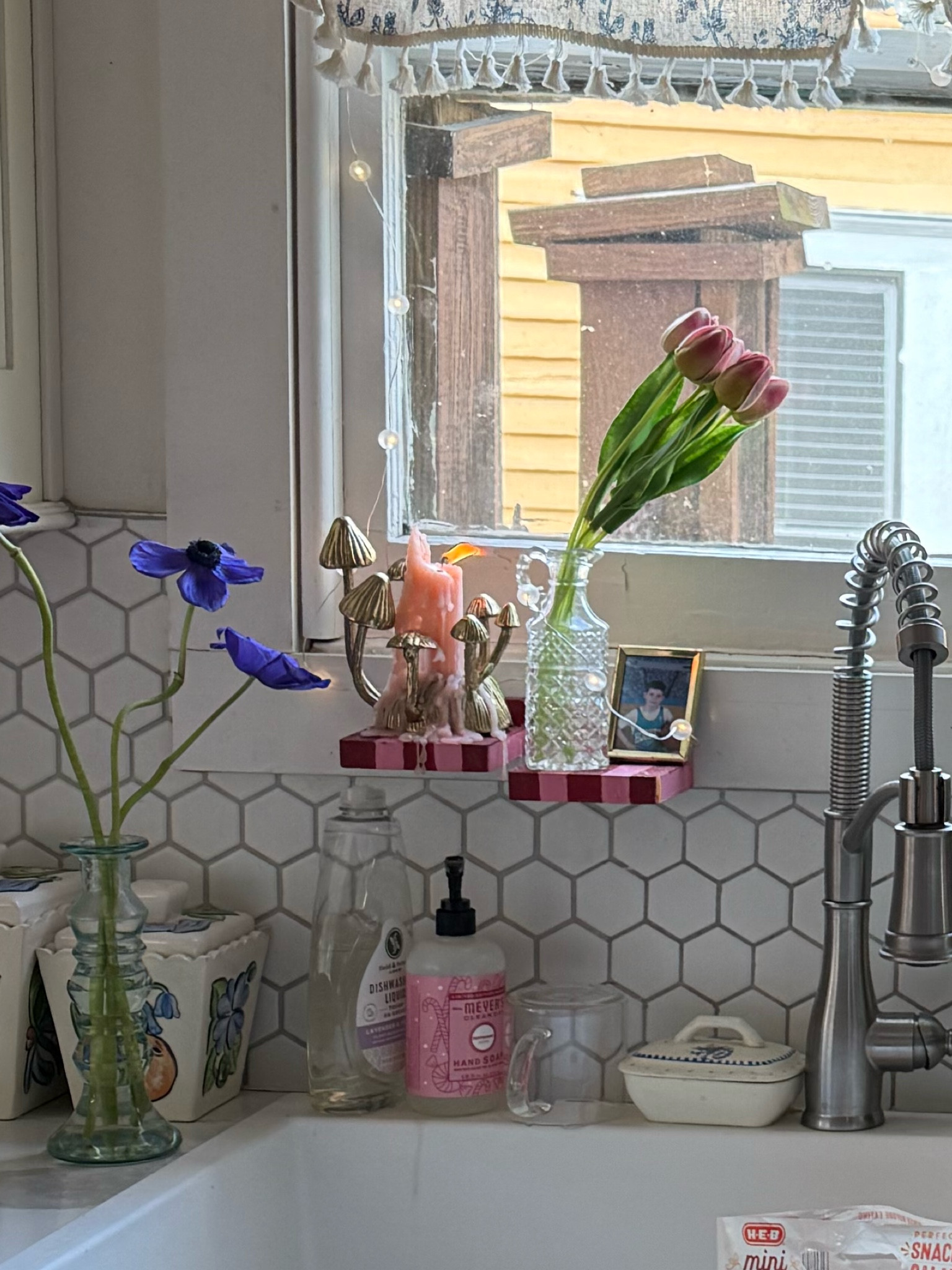 Etsy shelves that I hand painter painted red and pink <3 