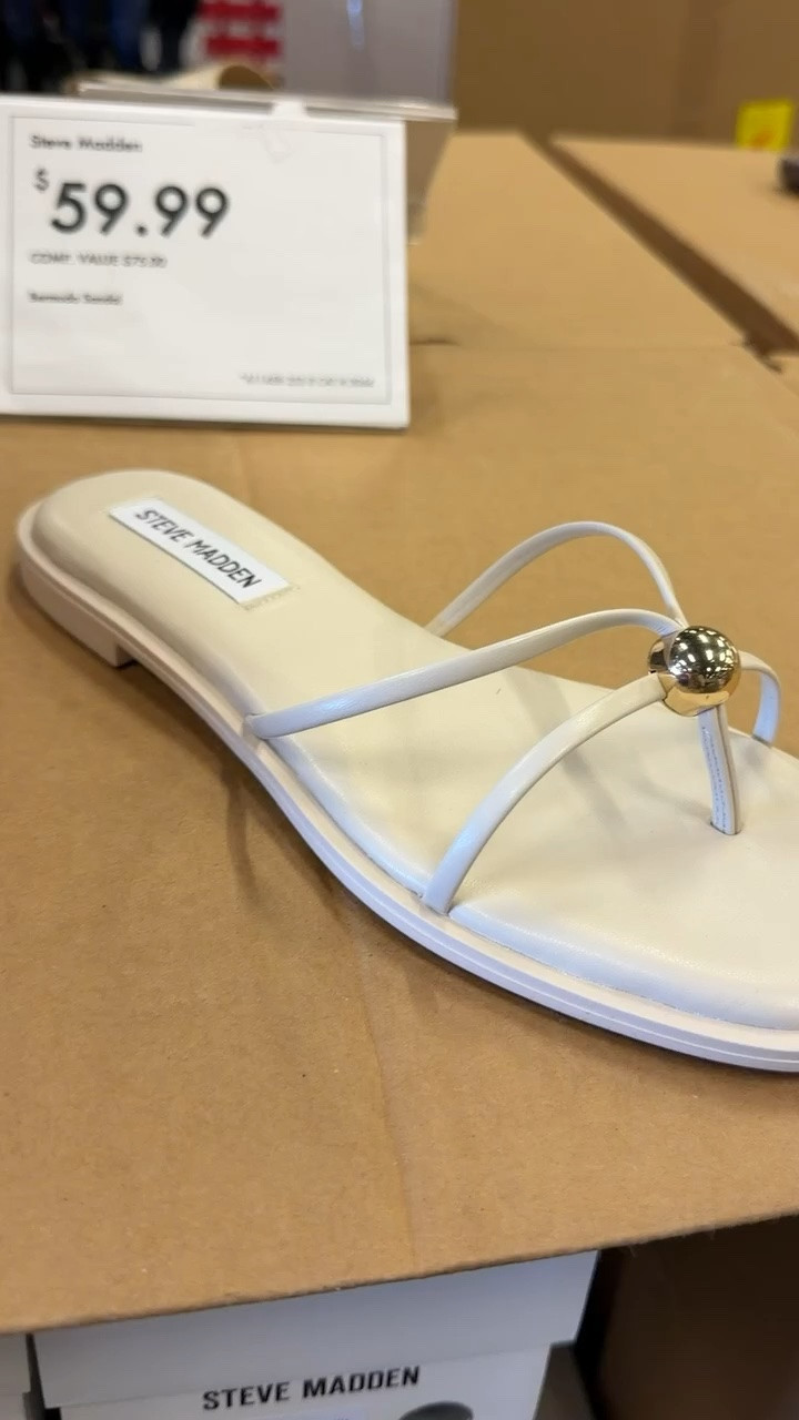 Such a classic sandals for summer!! I love the gold details!

#summersandals