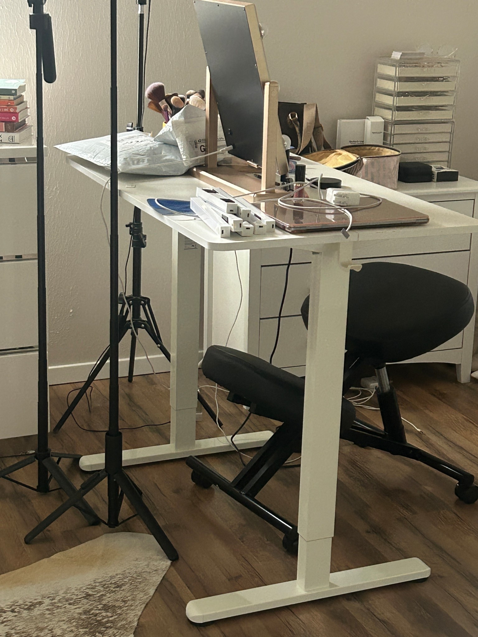 Standing sitting desk, I use mine everyday for work and makeup 🙌🏼 I love this thing!!! 