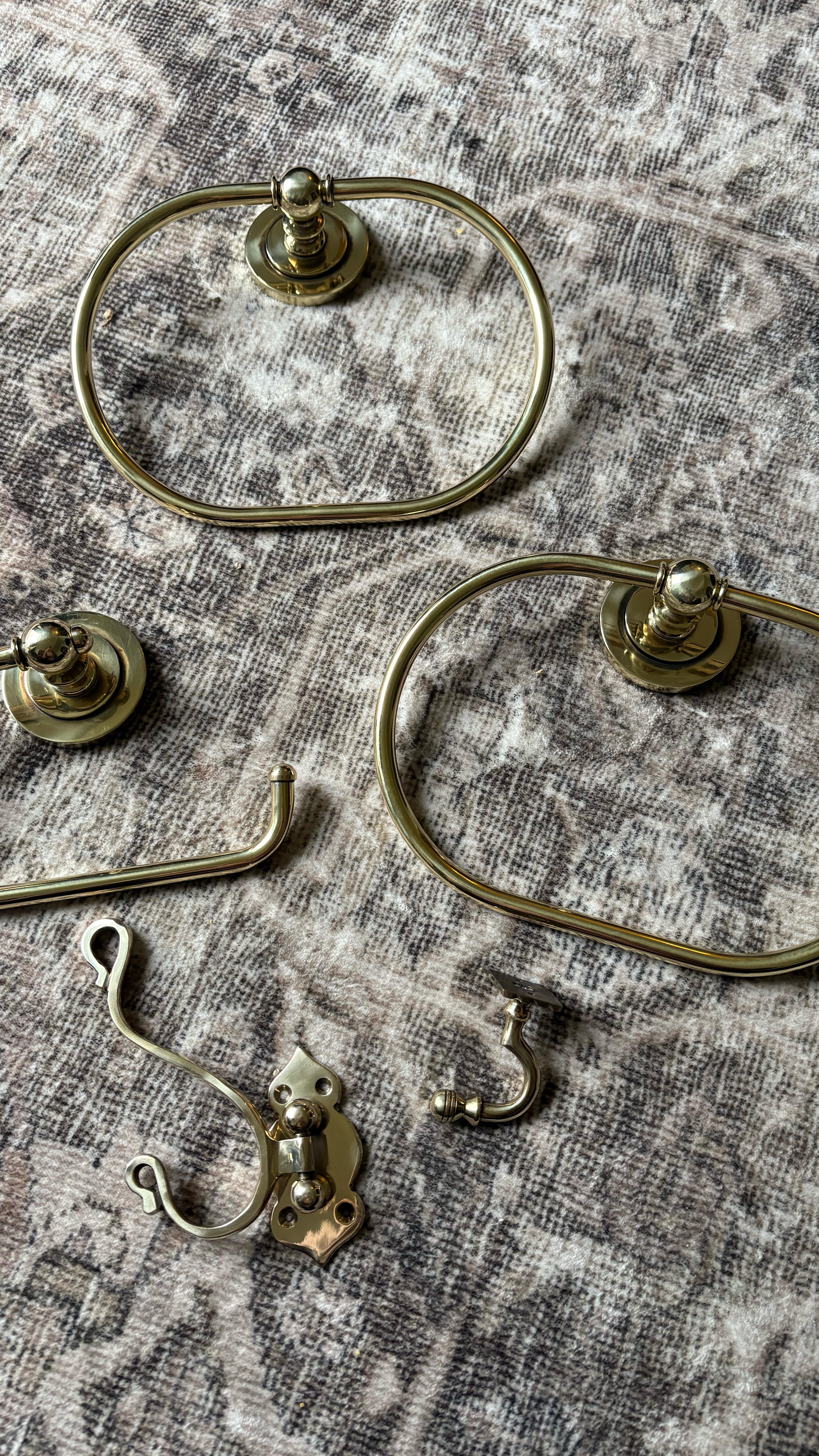 Vintage- style unlacquered solid brass bathroom hardware 😍

Etsy finds, oval towel ring, toilet paper roll holder, bathroom tissue, heavy cast, Victorian style, coat hook, towel hook, folding coat hook

#LTKHome #LTKFindsUnder50 #LTKFindsUnder100