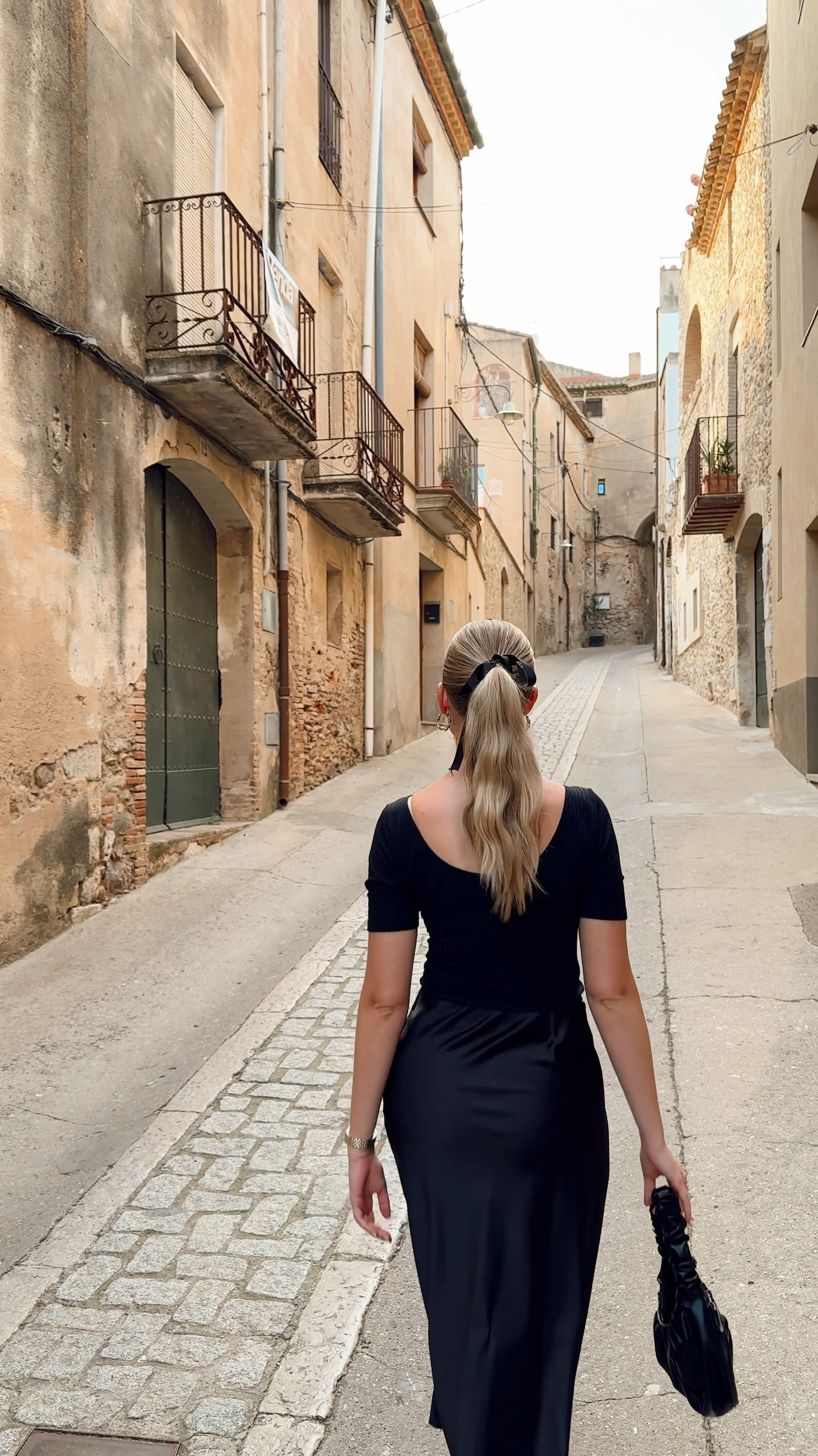 My favorite Amazon skirt + purse🖤

#LTKFindsUnder100 #LTKSeasonal #LTKStyleTip