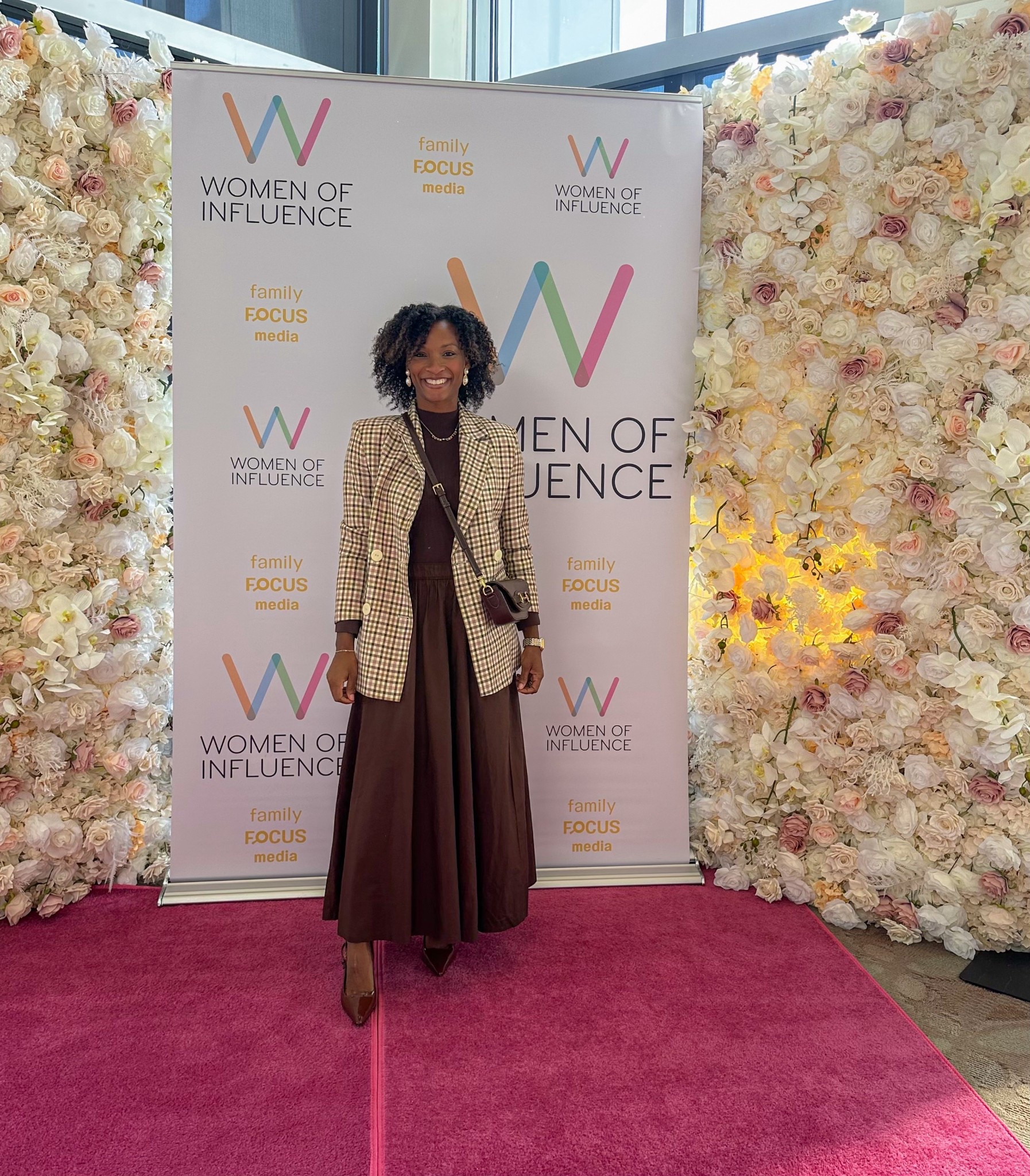 Brown maxi skirt outfit idea