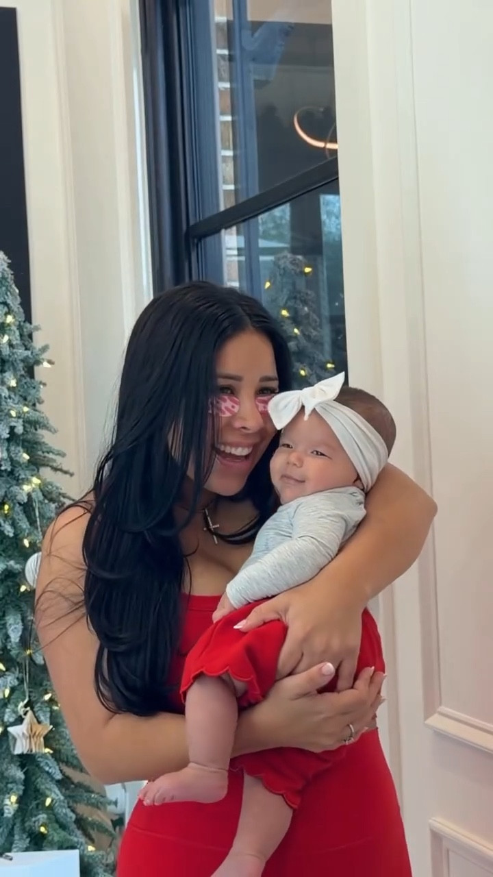 Have the best weekend!!! ❤️🫶🏼

Comment “shop” for links✨

#vlogmas #christmas #morningvlog #morningroutine #ditl #whattowear #baby #newborn #postpartum #leggings