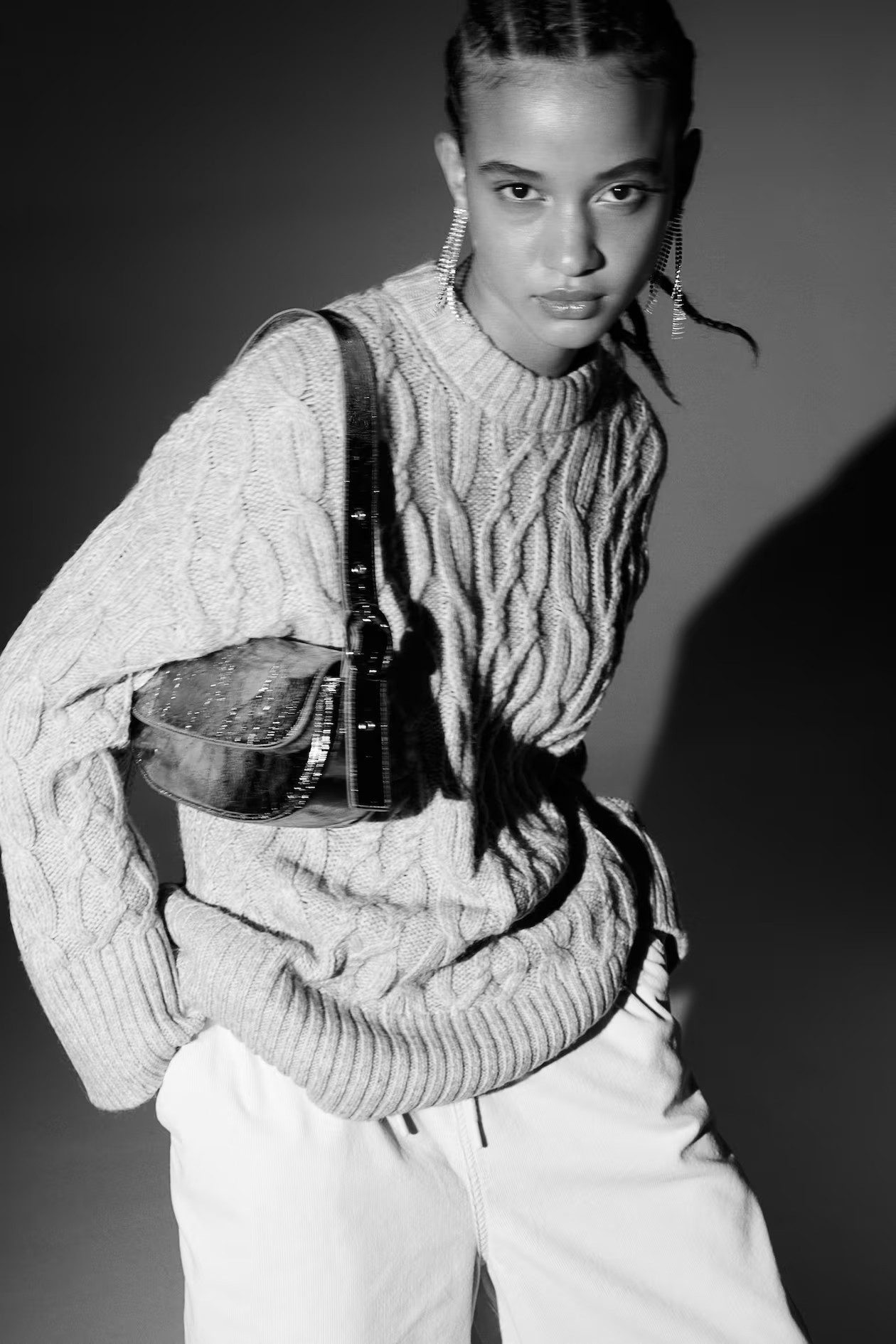 Cable-knit jumper - Round neck - Extra long sleeve - Light beige - Ladies | H&M GB | H&M (UK, MY, IN, SG, PH, TW, HK)