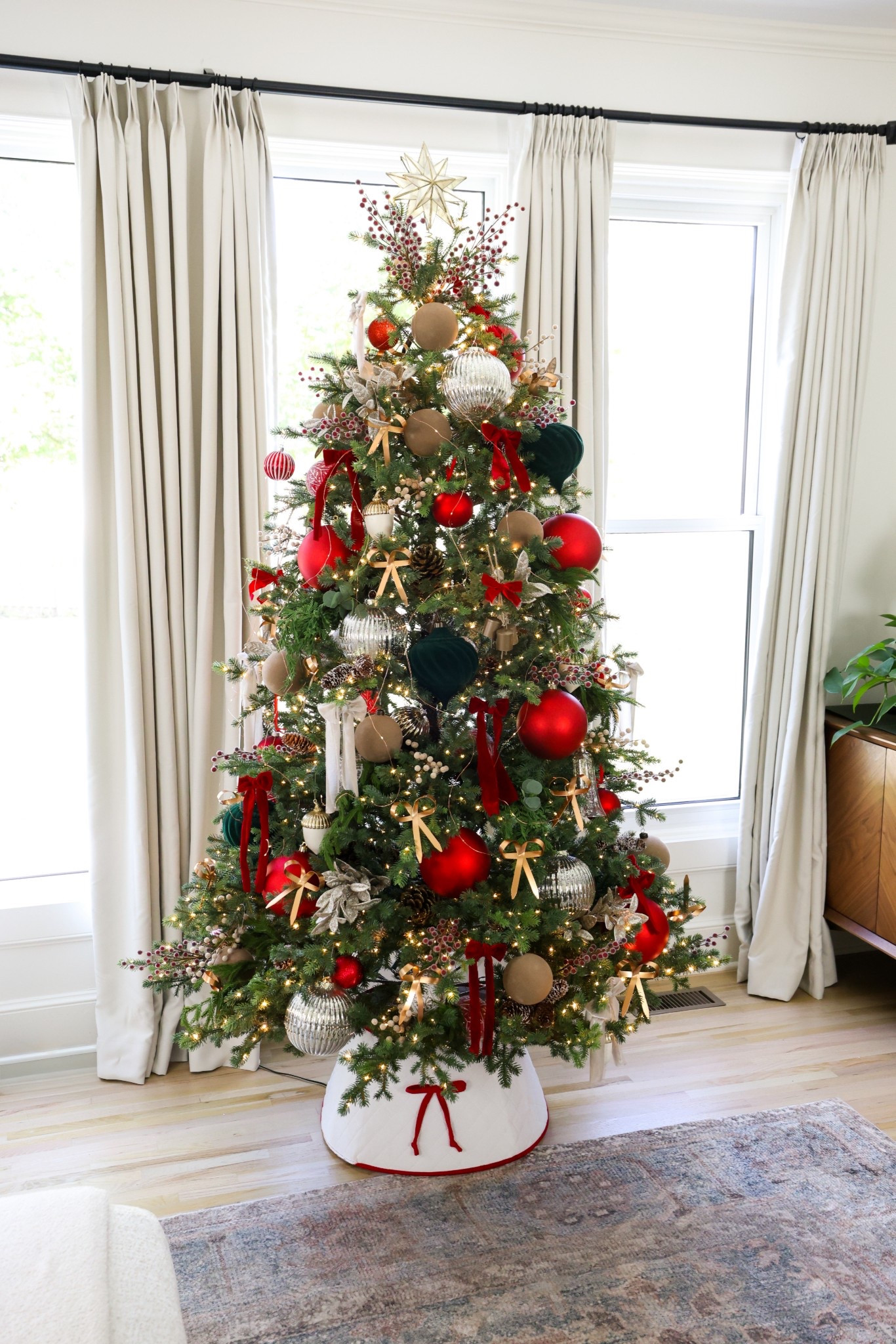 My 2025 Christmas Tree 🌲❤️

#LTKHome #LTKSeasonal #LTKHoliday