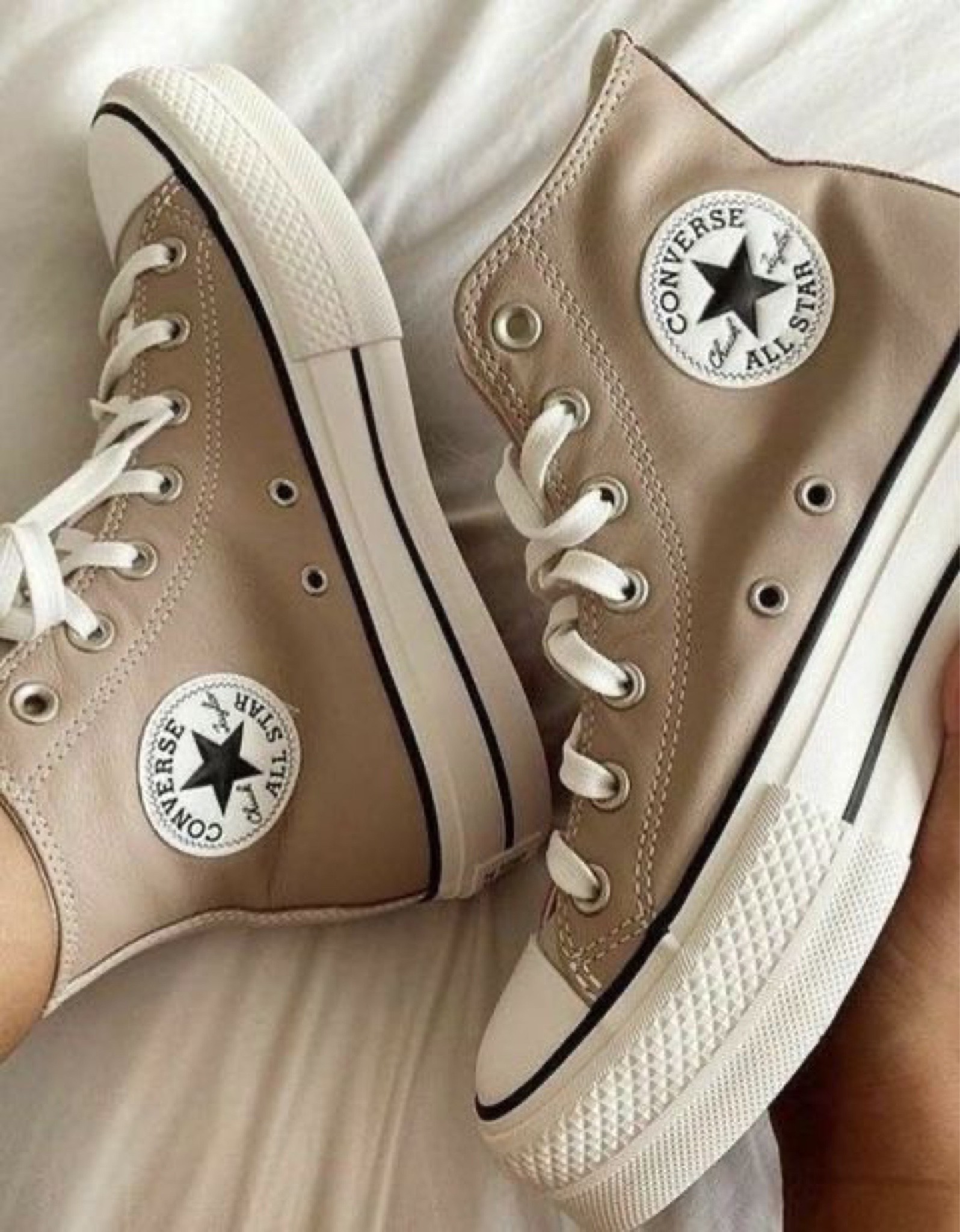 khaki converse outfit