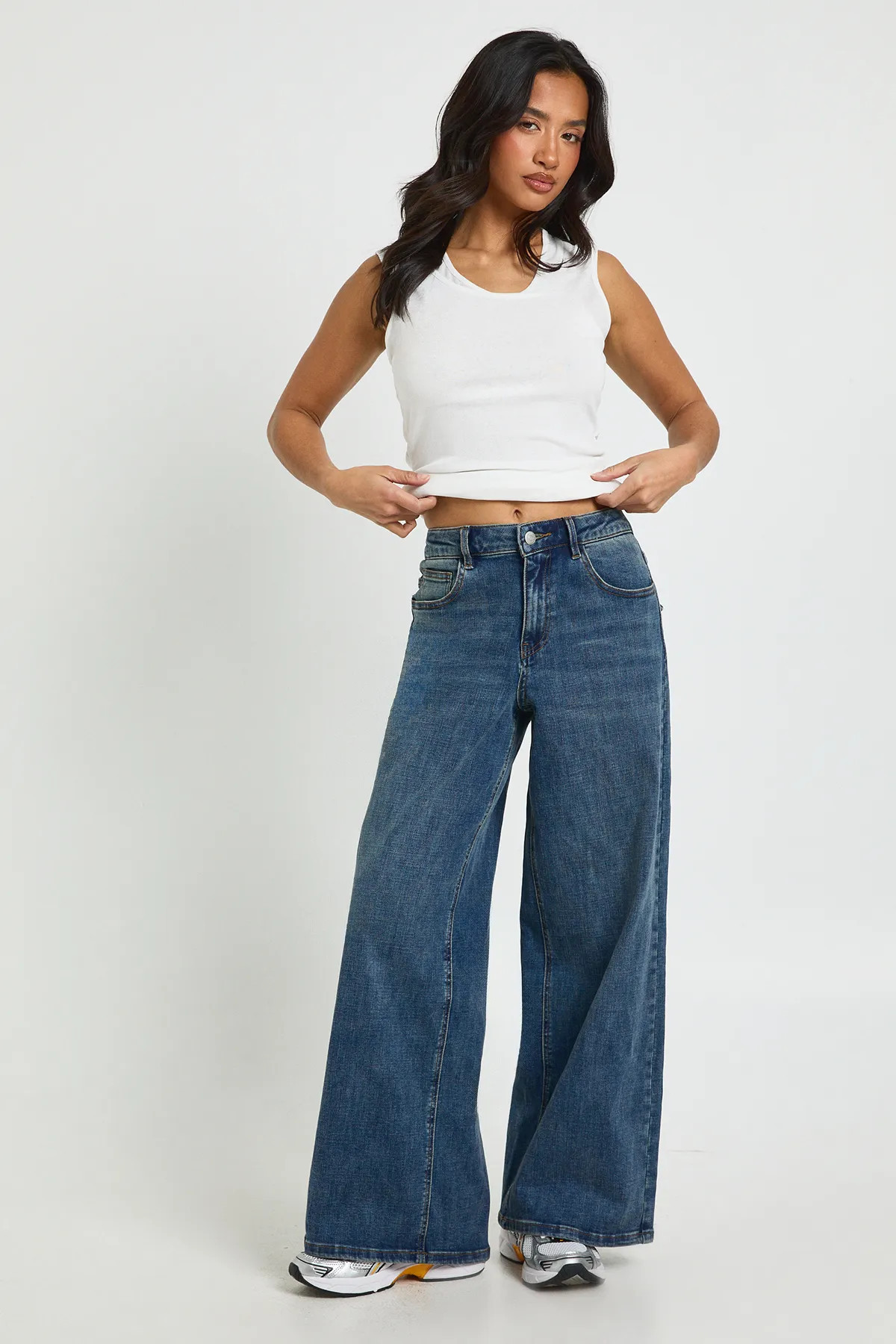 Petite Mid Waist Y2K Wide Leg Jean | Boohoo.com (UK & IE)