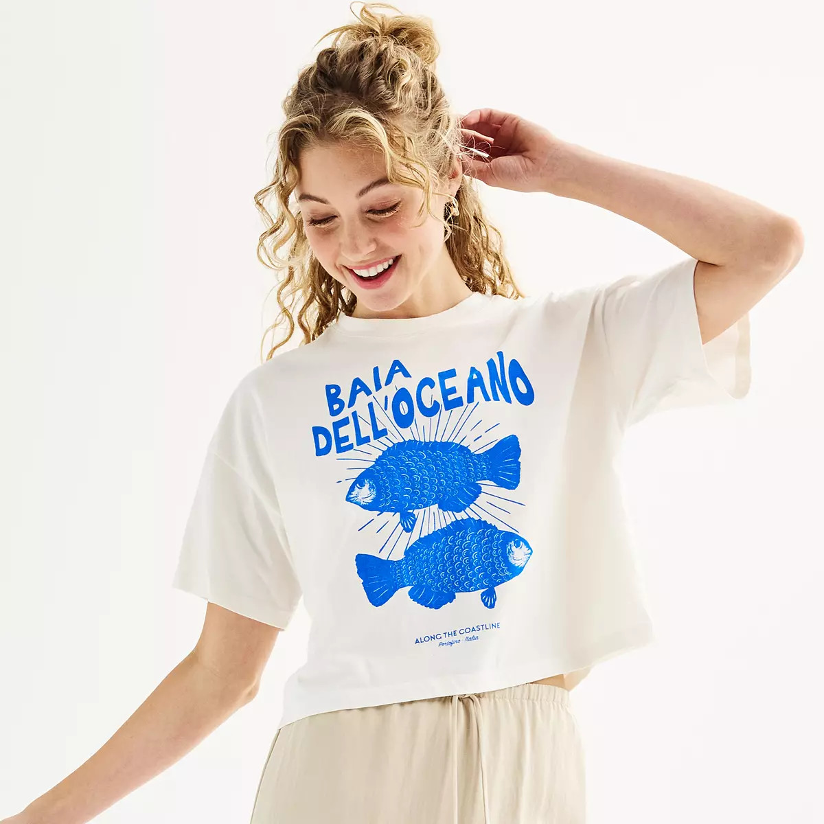 Juniors' SO® Boxy Cropped Baia Dell'Oceano Graphic Tee | Kohl's