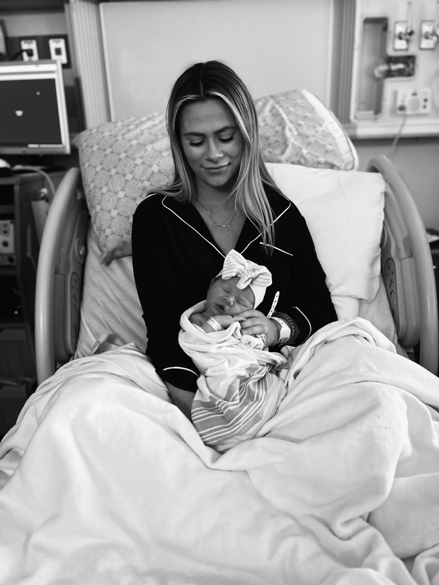 That new mom feeling 🥰 while staying comfy of course 🫶🏼

#LTKfindsunder50 #LTKbaby #LTKstyletip