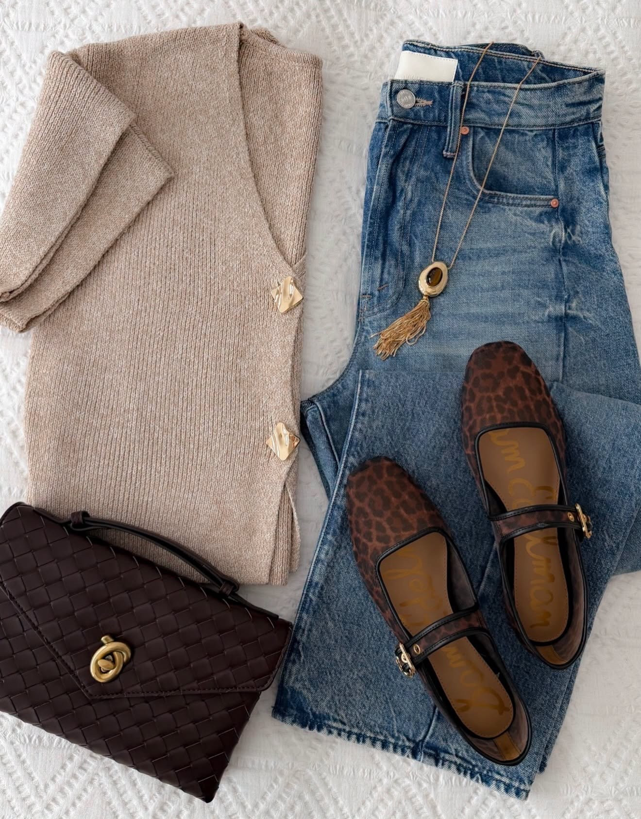 This whole combo feels like fall in the best way. The soft neutral cardigan, relaxed denim and leopard Mary Janes are so good together, and the chocolate woven bag ties it all in.

fall outfit, cardigan outfit, leopard flats, Mary Jane shoes, relaxed denim, fall denim, woven bag, neutral sweater, casual fall style, fall accessories, annabrstyle

#LTKootd #LTKSeasonal #LTKOver40
