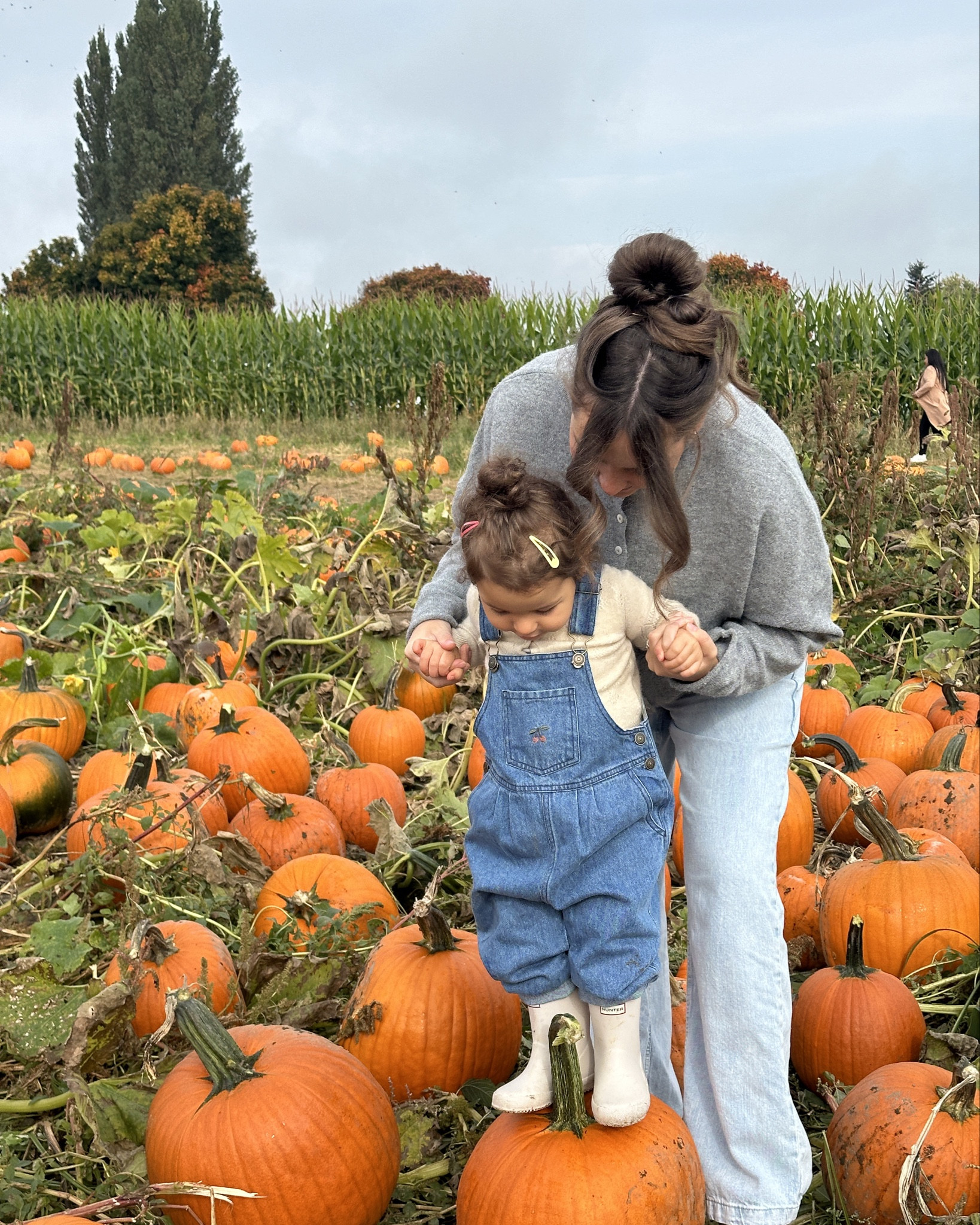 Pumpkin patch ootd 🎃🤎🌽✨ wearing a size small in jeans and medium in sweater 

#LTKStyleTip #LTKBump