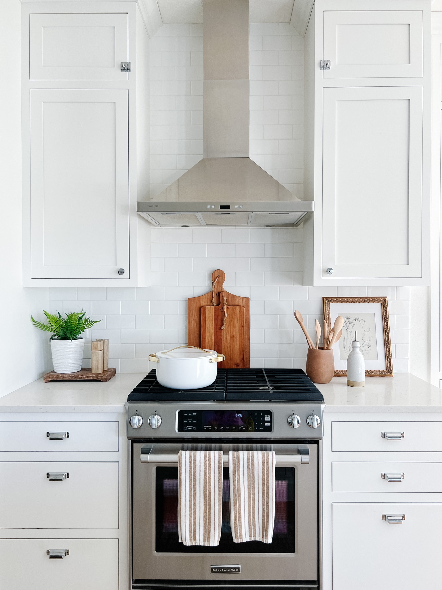 Simple kitchen decor for a small kitchen!

Home decor, Amazon home, nonstick cookware, wood cutting boards, artwork 

#LTKunder100 #LTKhome #LTKFind