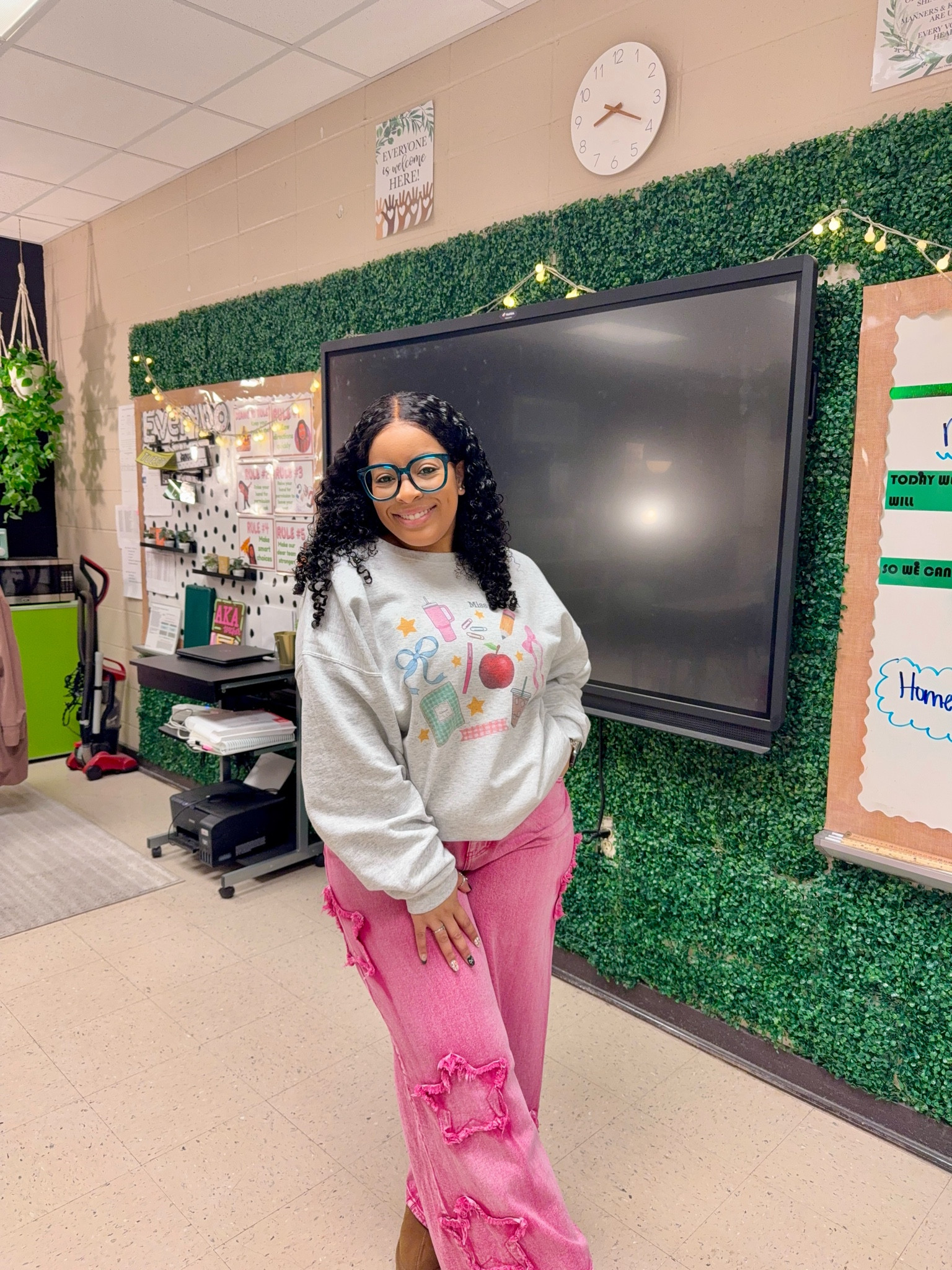🍏🍏🍏 
•••
Not link- Sweatshirt: TT shop. 