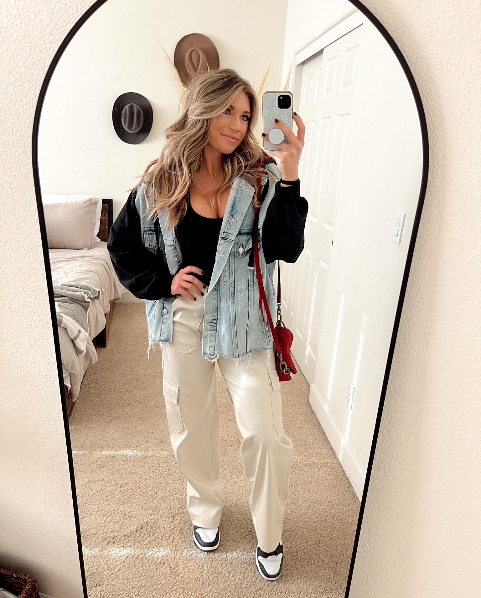 Brunch fit 🥂🍳🥓
Sized down on the pants. I’m 5’4 wearing XS, they’re super stretchy and perfect length to wear tennis shoes or heels. Not to mention they’re hands down the comfiest pant I have ever owned!🤩