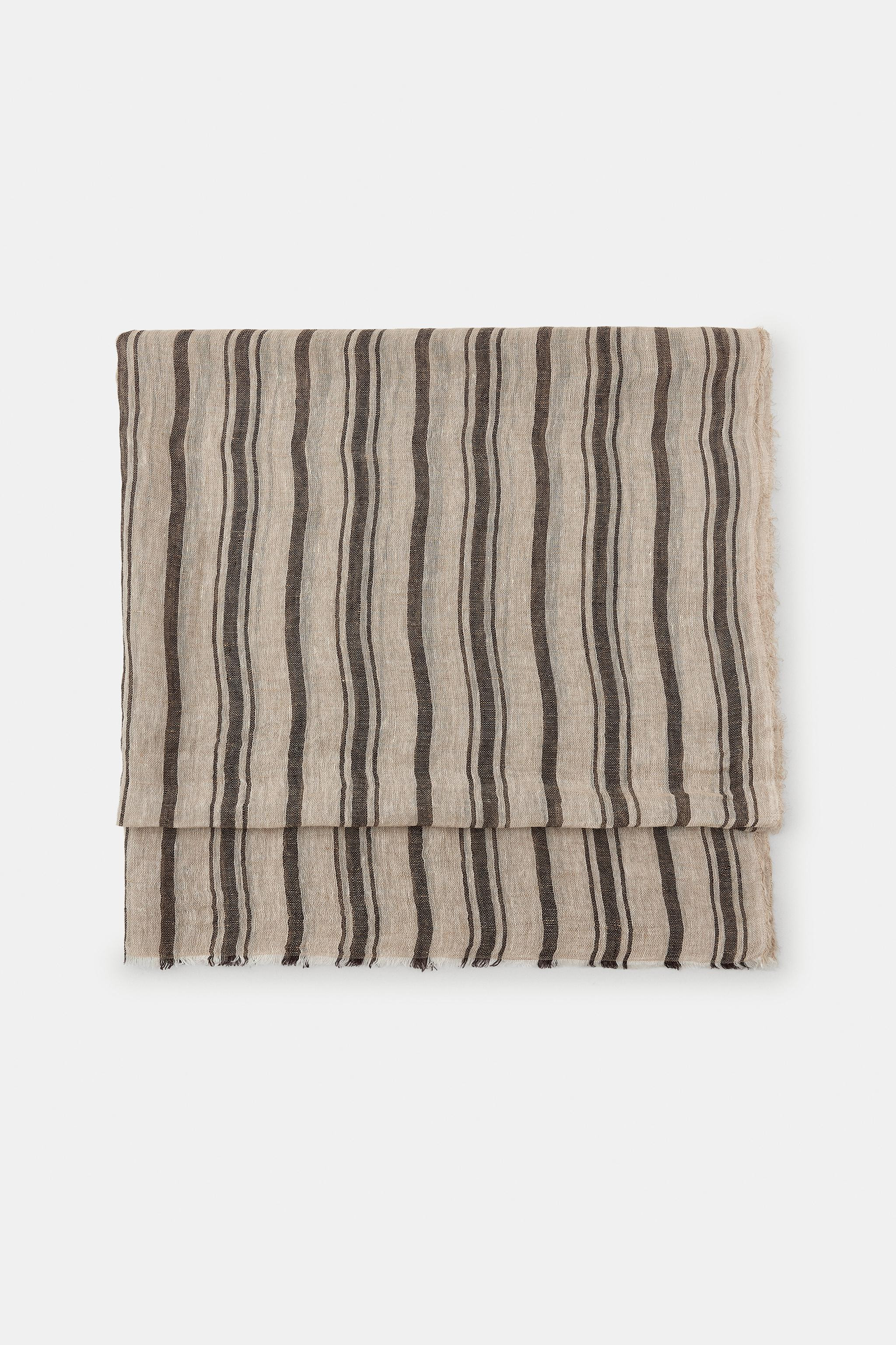 Scarf with main fabric made from 100% linen yarn. Features frayed edges. | Zara UK