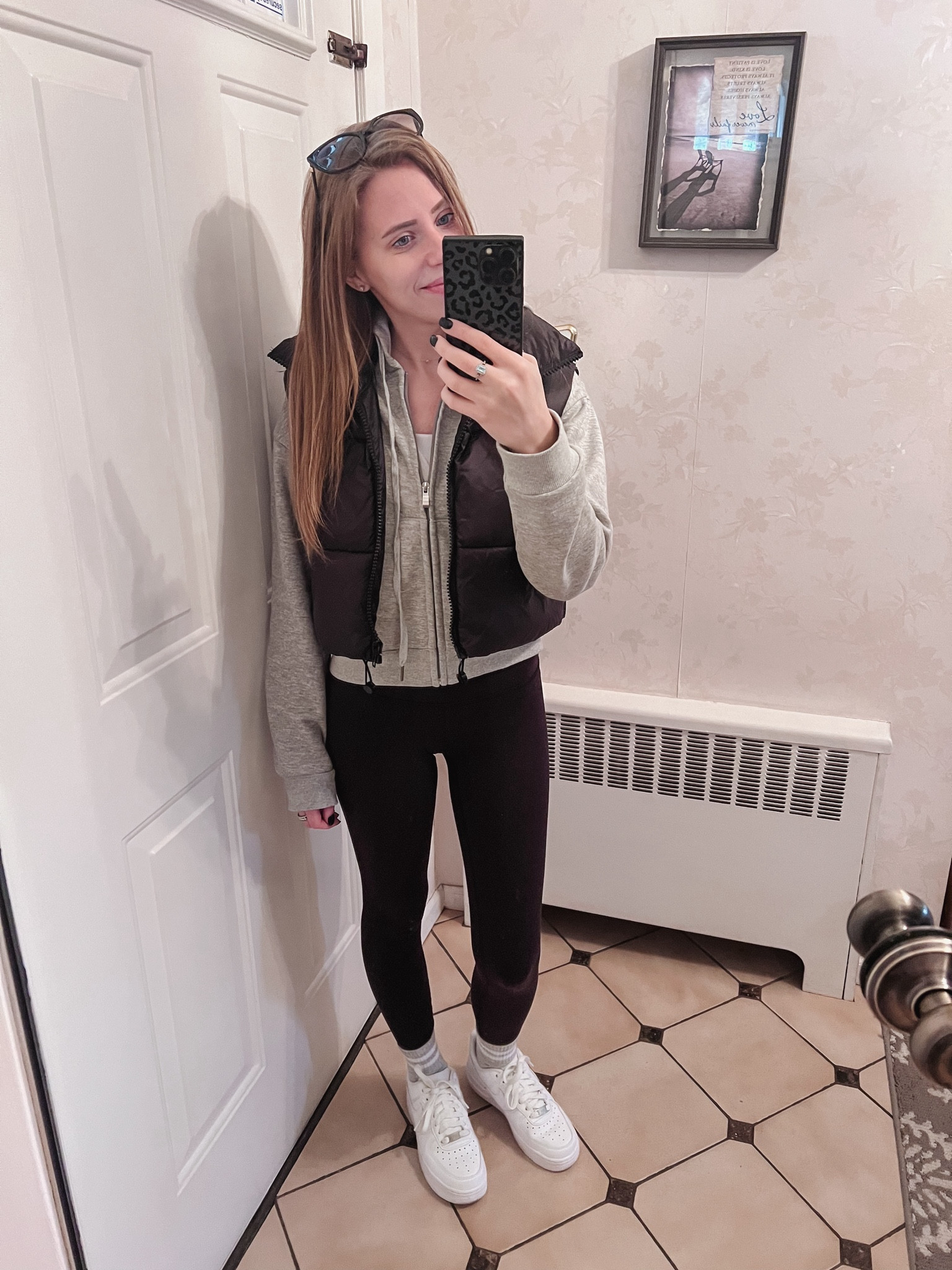 Cropped vest from Amazon 🖤


leggings outfit / Nike sneakers / Athleisure / cropped sweatshirt / Lululemon leggings 

#LTKstyletip #LTKshoecrush