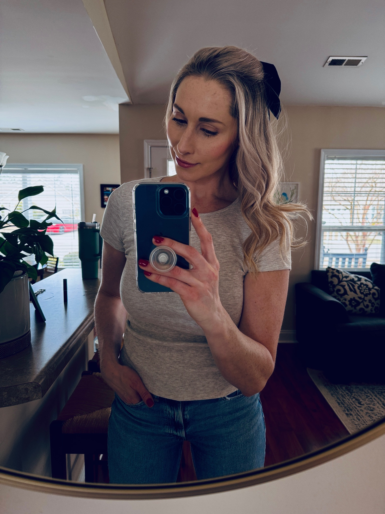 Black hair bow and basic tee

#LTKfindsunder50