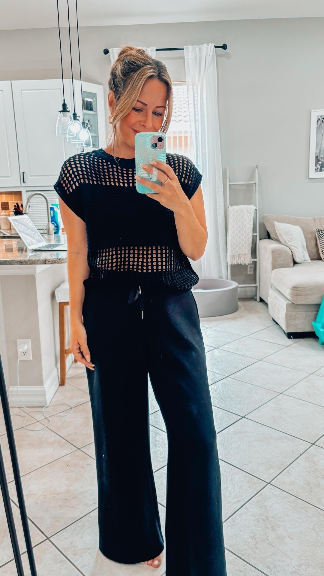 Looks like he’s got bigger problems at the moment @buyingnaples 🙃😂😏

#relatable #husbandhumor #marriedlife #hubbyandwife #funny #wifehumor #ltkfamily #naplesfl #momstyle #swflblogger