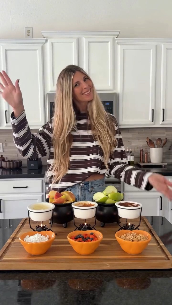 🍎 Comment APPLE and I’ll send you shopping list to recreate caramel apple magic without the “how do I even bite into this?!” struggle 🫕🍫

Save this caramel apple bar idea for hosting your next fall get-together + share it with the friend who loves all things Fall 🍂

 #fallhosting #caramelapplebar #hostesswiththemostess #targetfinds #fallactivities