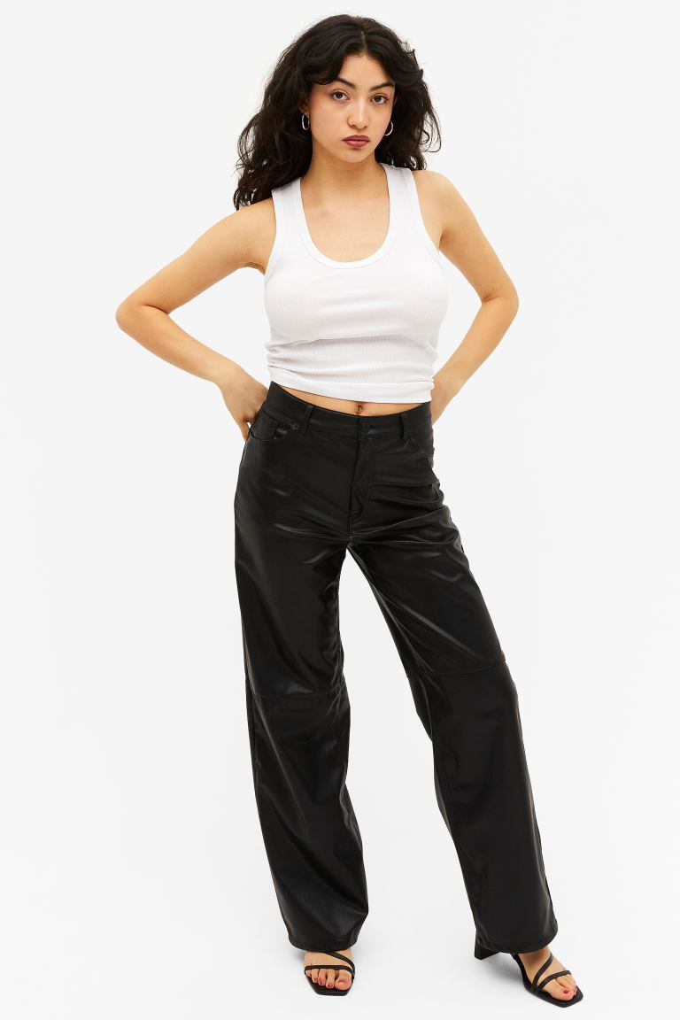 Halbhohe Hose aus Lederimitat mit geradem Bein | H&M (DE, AT, CH, NL, FI)