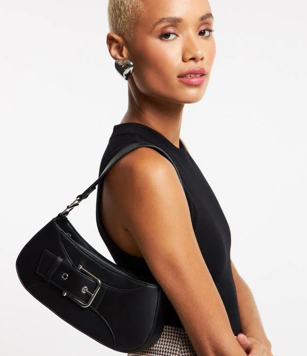 Bolsa Baguete Pequena com Detalhe em Fivela Preto | Renner (BR)