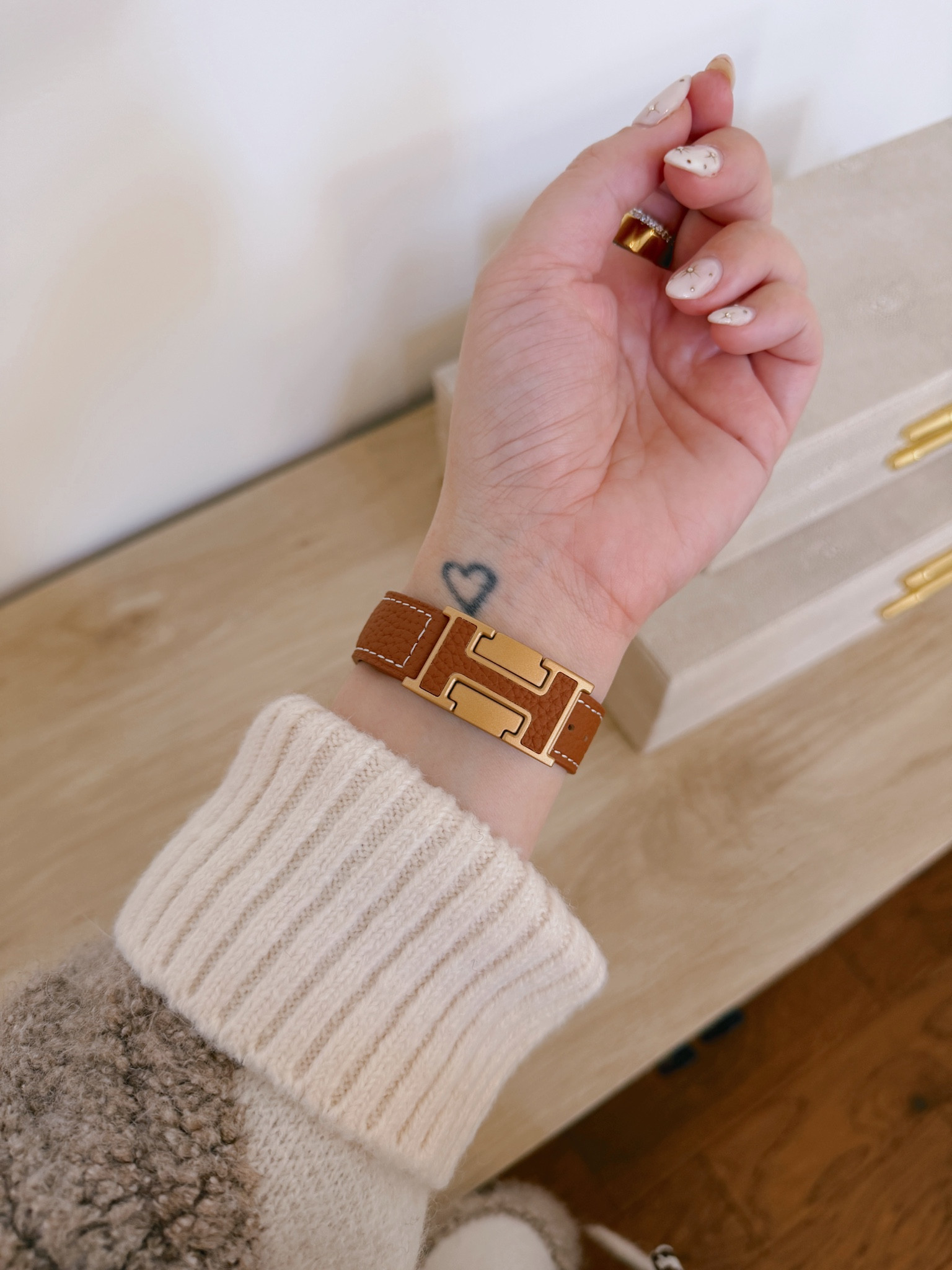 This apple watch band is giving such luxe vibes for WAY less.. 

 #LTKSaleAlert #LTKMidsize #LTKFindsUnder50