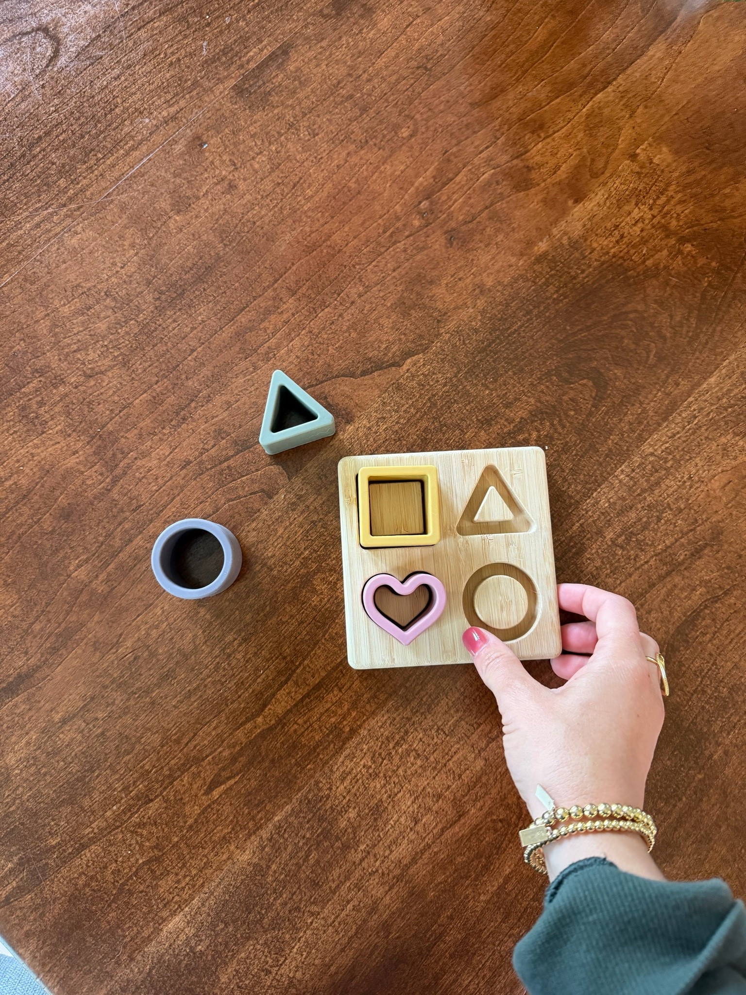 This cutie puzzle from @nuby  is so darling and the quality is great! I’ve been giving it to Dominic when he sits in the high chair so I can cook and he loves it!
#ad #partner