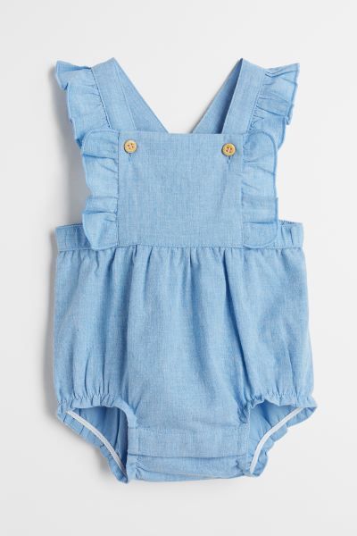Overall shorts in woven cotton fabric. Ruffle-trimmed shoulder straps, buttons at top, and elasti... | H&M (US + CA)