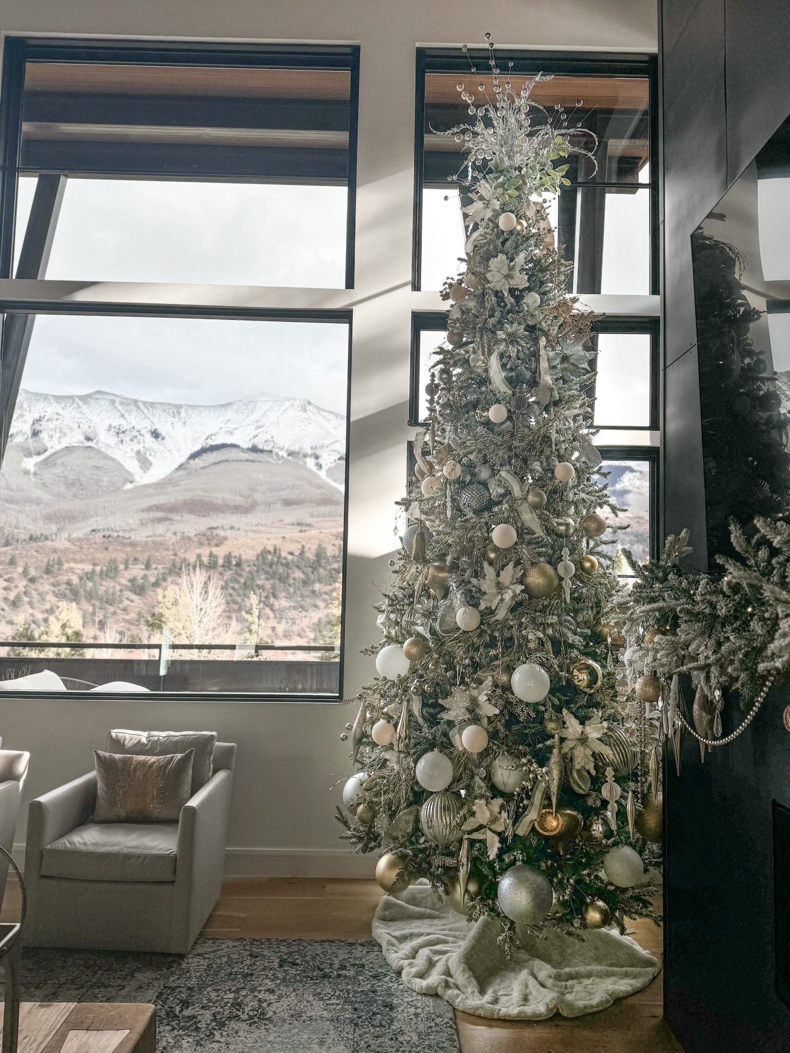 The most beautiful (realistic) flocked faux Christmas tree!! I can’t wait to add some color to this year’s tree. Picking red to add to gold and silver ornaments. 

#LTKHoliday