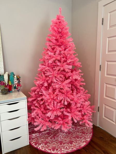 Pink Christmas tree


#LTKHoliday #LTKunder100 #LTKhome