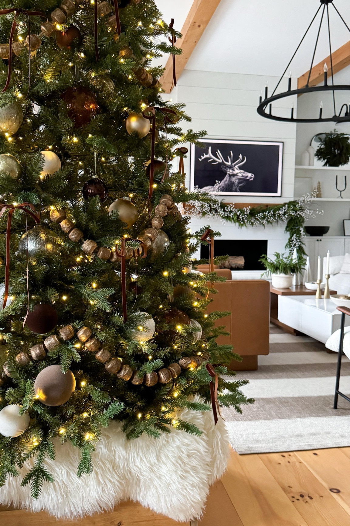 Home Lately | 🌲

Hopped on the bow trend (subtlety) by adding thin brown velvet bows to our main tree this year — I’m actually loving it!

Holiday home | Christmas | Christmas home decor | Christmas tree | Christmas decorations | Christmas decor | Christmas trends | Christmas 2024 | modern Christmas | modern holiday home | organic modern Christmas 

#organicmodern 
#christmasdecor 
#christmasdecorations 
#christmastree 
#christmas2024 
#modernchristmas 
#holidayhome 
#neutralchristmas