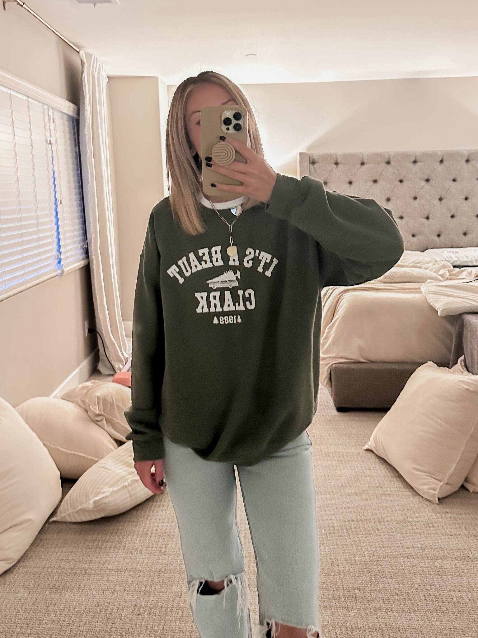 Wearing size M in this cute Christmas crewneck 🎄

#LTKHoliday #LTKootd #LTKFindsUnder50